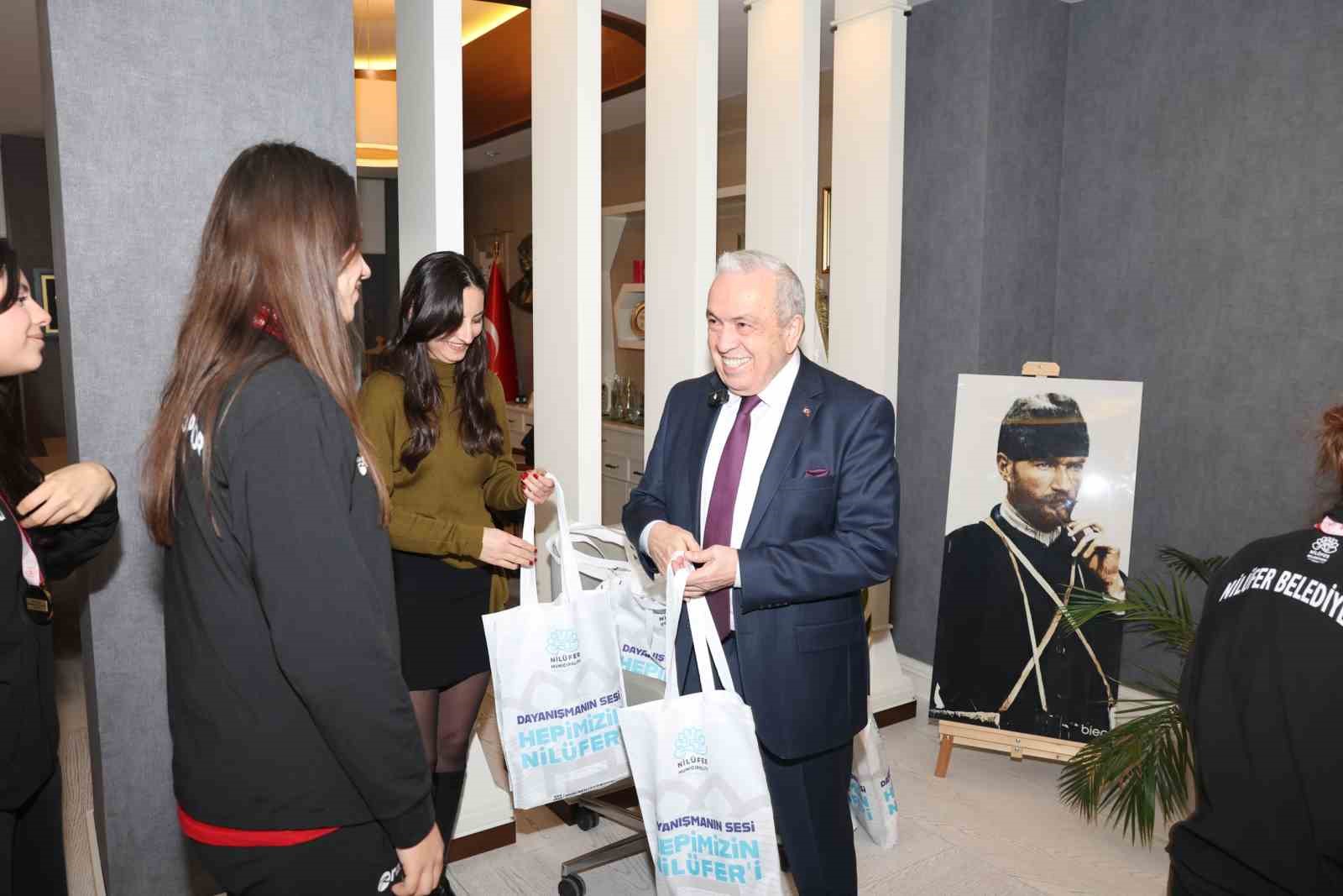 niluferin sampiyon kizlari kupalari baskan sadi ozdemire getirdi 3 lqbWq9uE