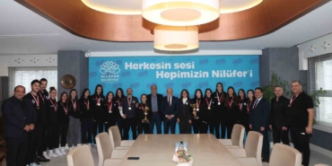 niluferin-sampiyon-kizlari-kupalari-baskan-sadi-ozdemire-getirdi-bQ71qwWq.jpg