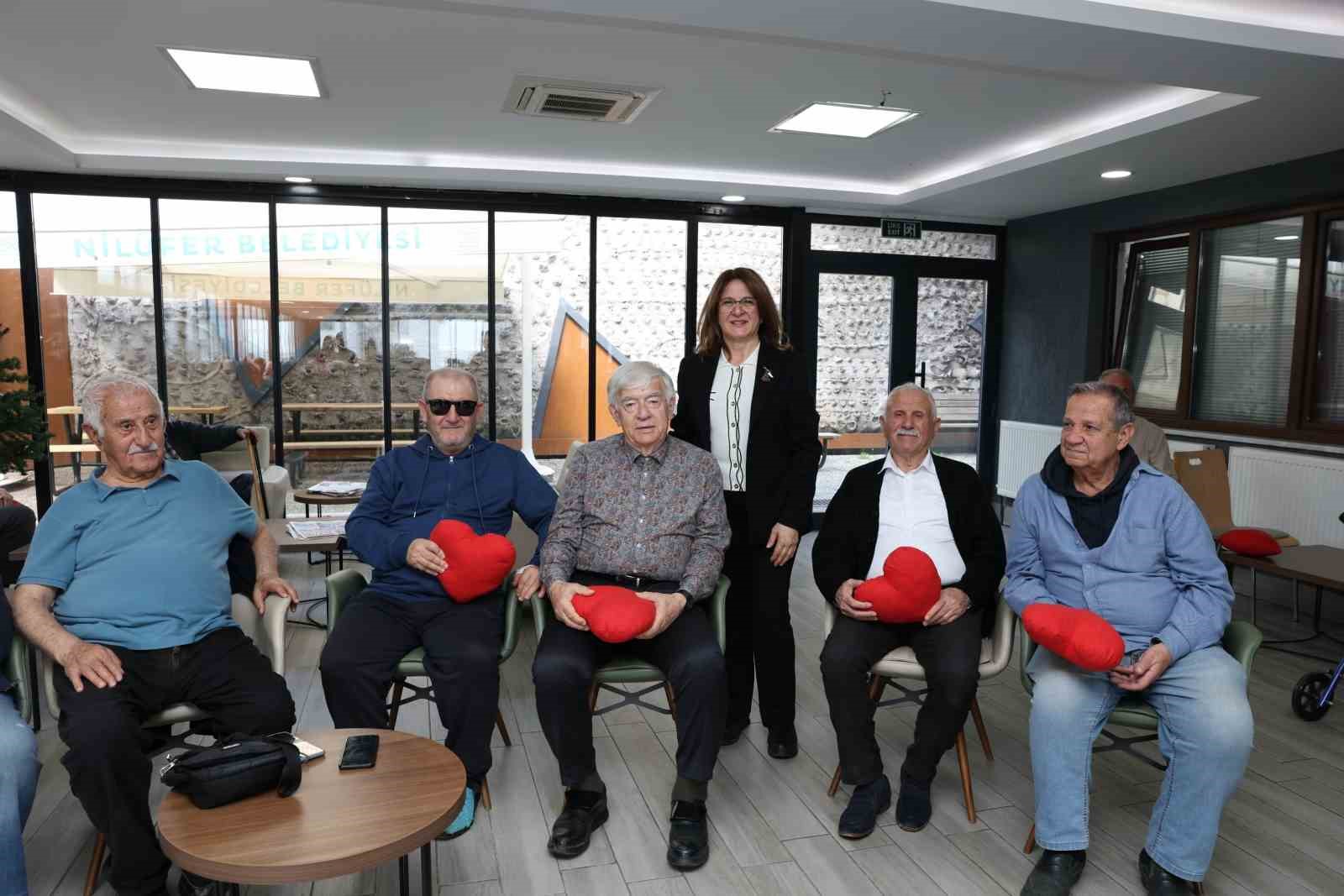 niluferli kadinlardan huzurevi sakinlerine gonul koprusu 1 fjWQOnJI