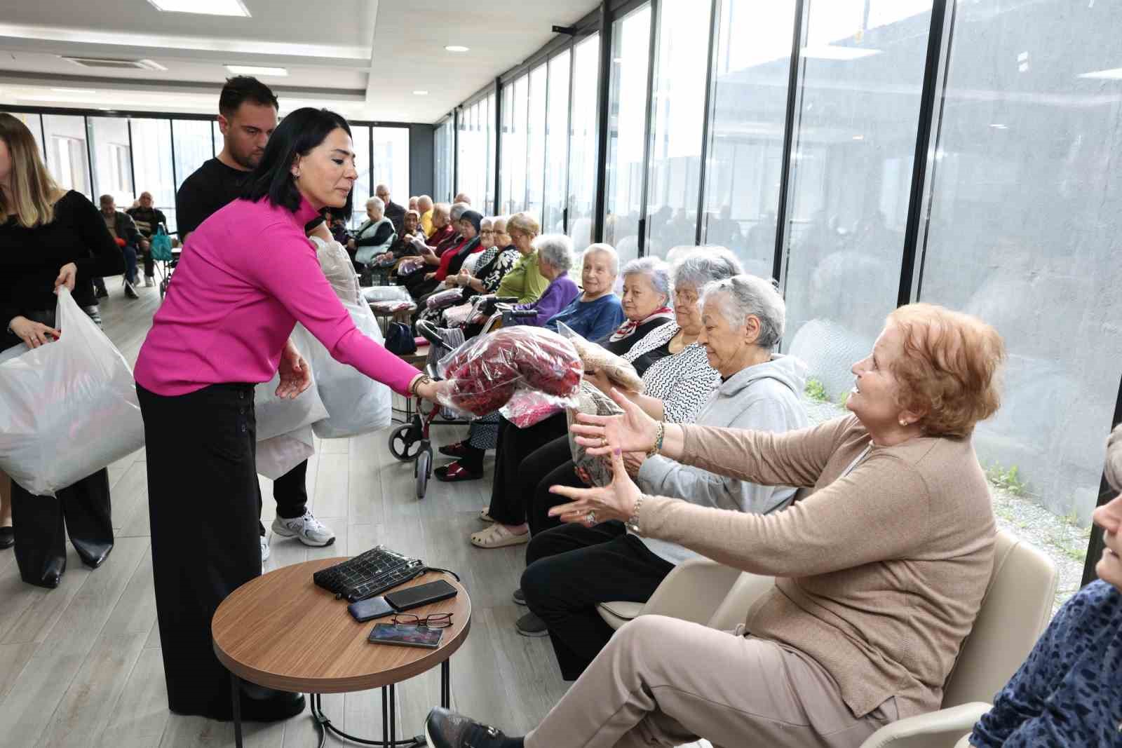 niluferli kadinlardan huzurevi sakinlerine gonul koprusu 2 fnNScTzr