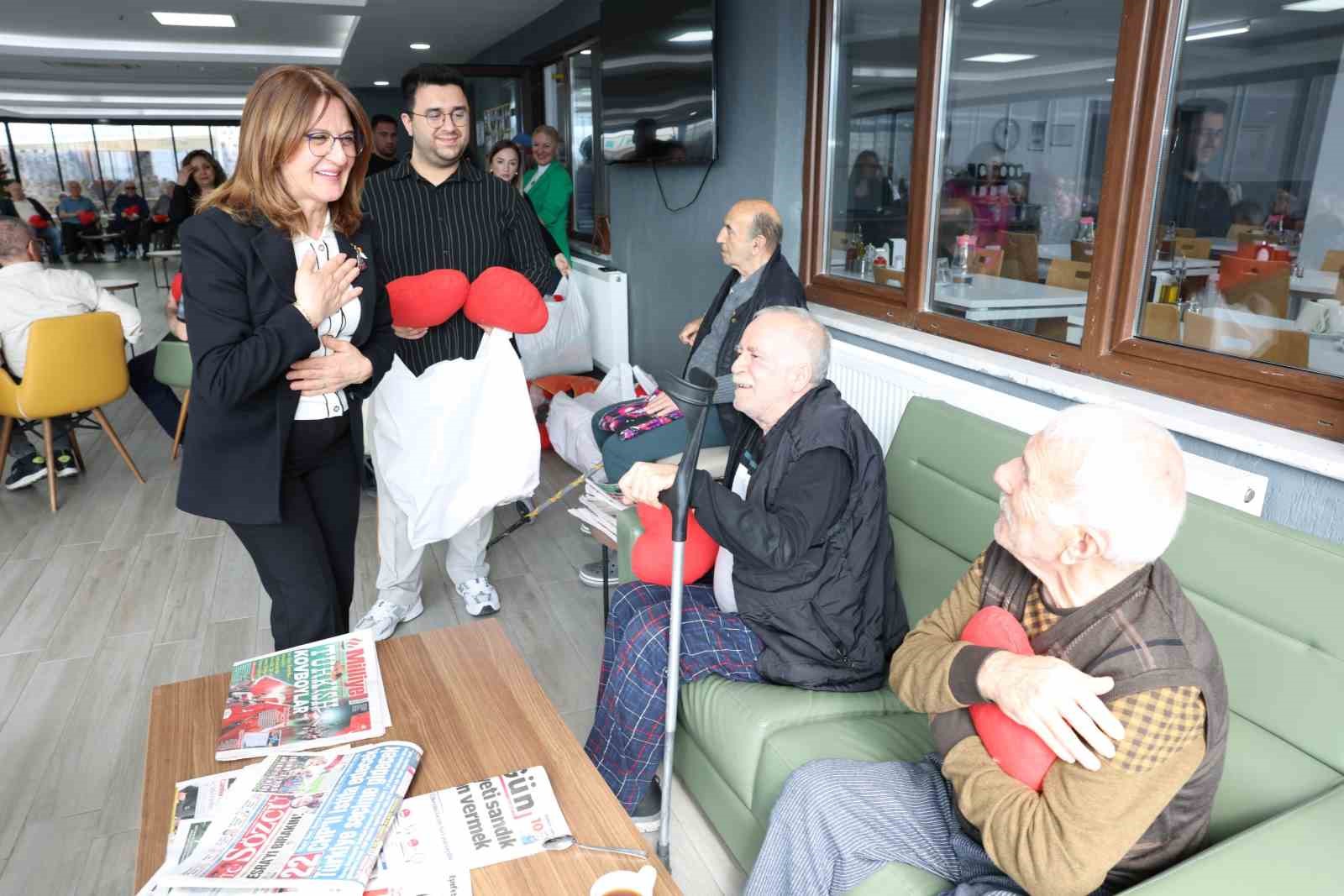 niluferli kadinlardan huzurevi sakinlerine gonul koprusu 3 5AXHIkiZ