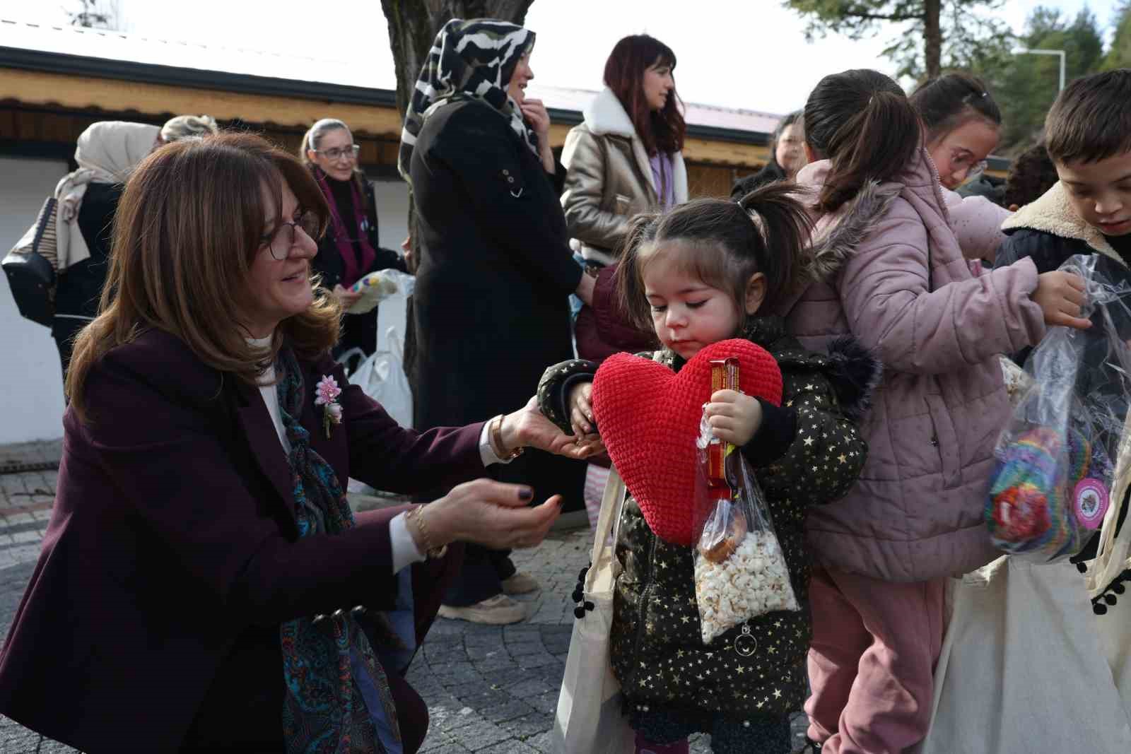 niluferli kadinlarin hediyeleri harmancika ulasti 3 ERL1YRIF
