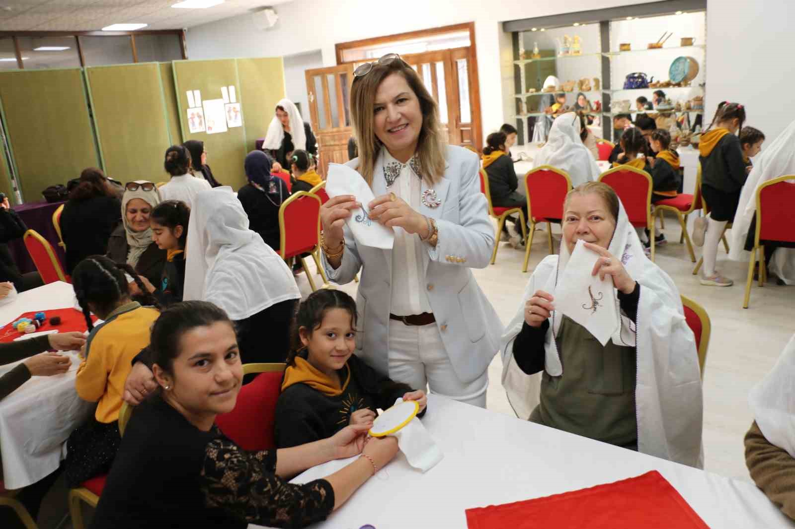 nineler ve torunlari mendil geleneginde bulustu ellerini optukleri ninelerinin sardigi mendillerden hediyelerini aldilar 0 K2bsKQuB