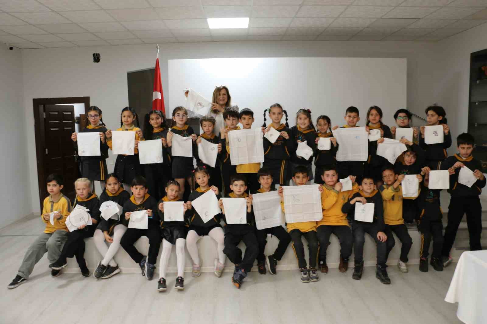 nineler ve torunlari mendil geleneginde bulustu ellerini optukleri ninelerinin sardigi mendillerden hediyelerini aldilar 2 v6mMT6AS