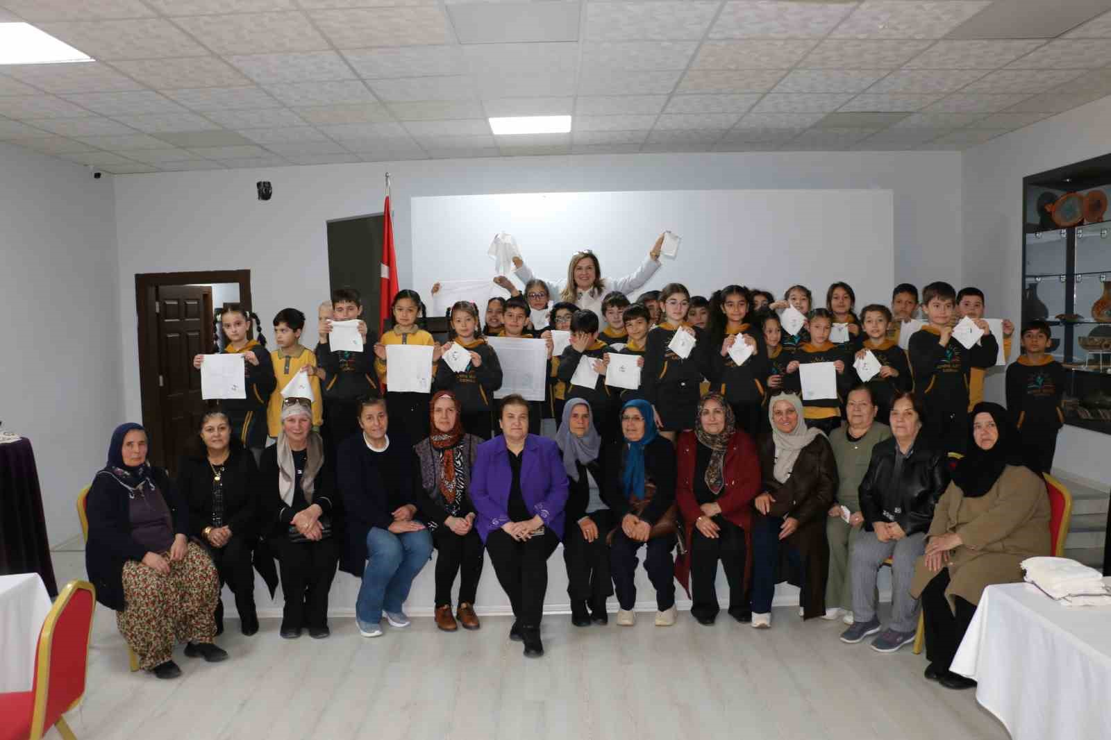 nineler ve torunlari mendil geleneginde bulustu ellerini optukleri ninelerinin sardigi mendillerden hediyelerini aldilar 3