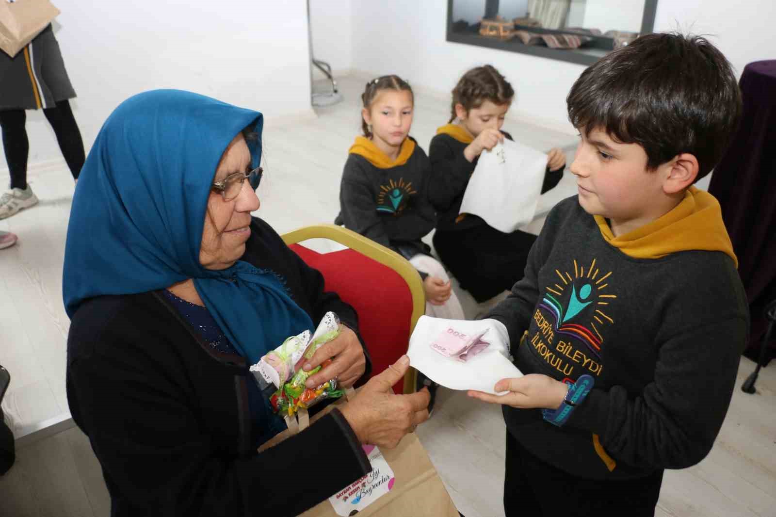 nineler ve torunlari mendil geleneginde bulustu ellerini optukleri ninelerinin sardigi mendillerden hediyelerini aldilar 5 LDi8Ccq1