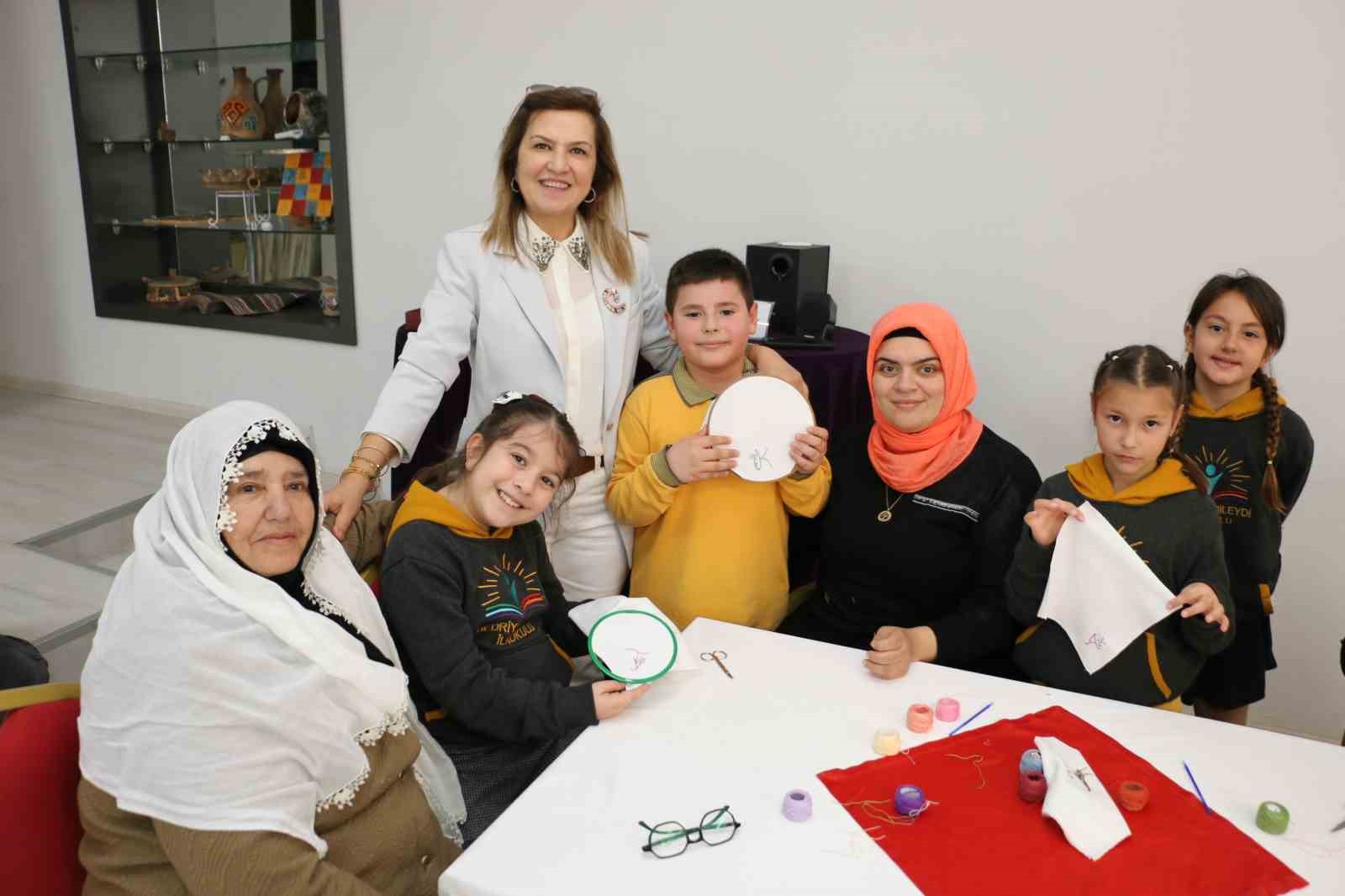 nineler ve torunlari mendil geleneginde bulustu ellerini optukleri ninelerinin sardigi mendillerden hediyelerini aldilar 7
