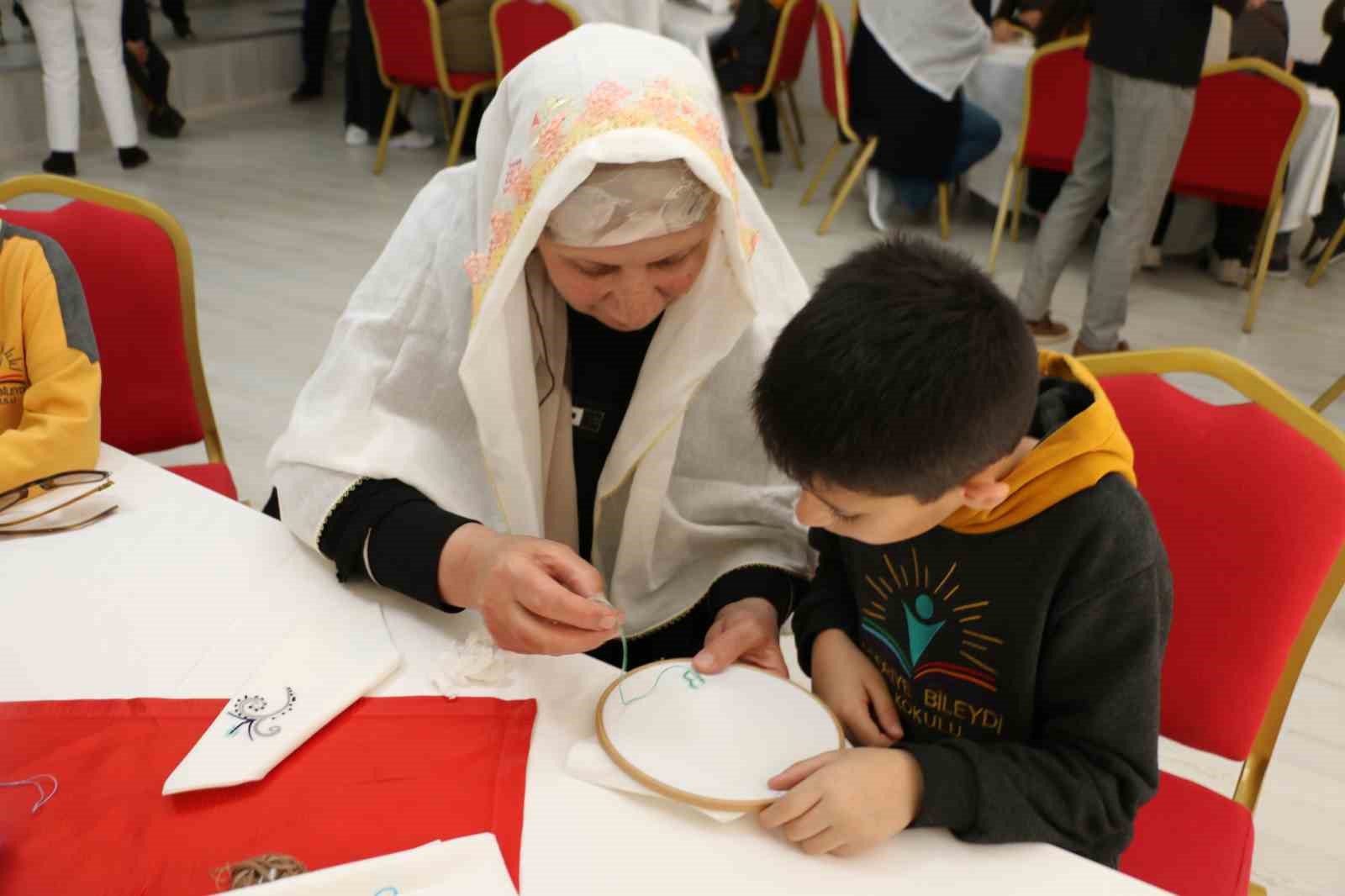nineler ve torunlari mendil geleneginde bulustu ellerini optukleri ninelerinin sardigi mendillerden hediyelerini aldilar 8