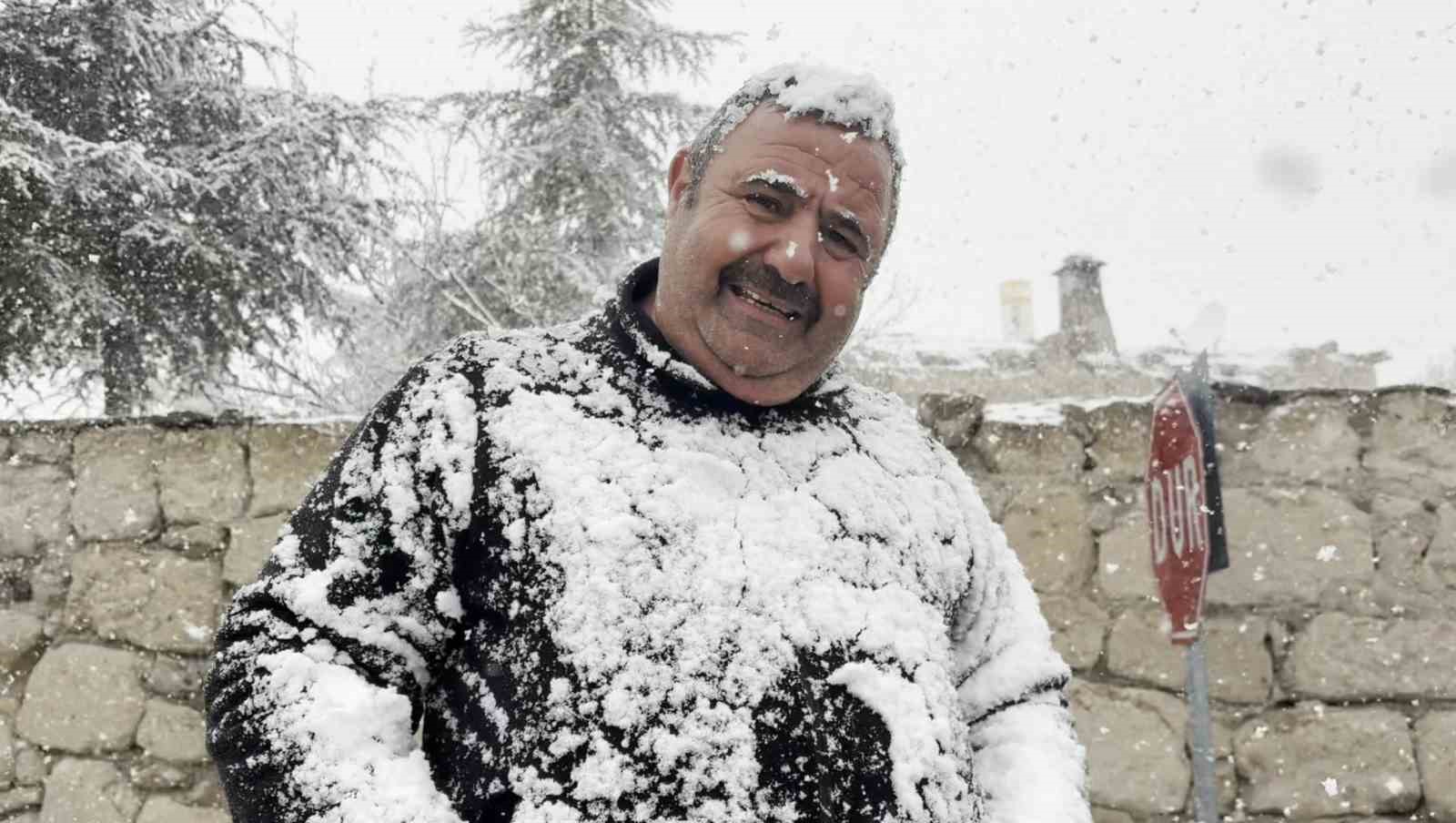 nisan ayi ortasinda aksarayda kar yagisi devam ediyor 0 spfb6RsQ