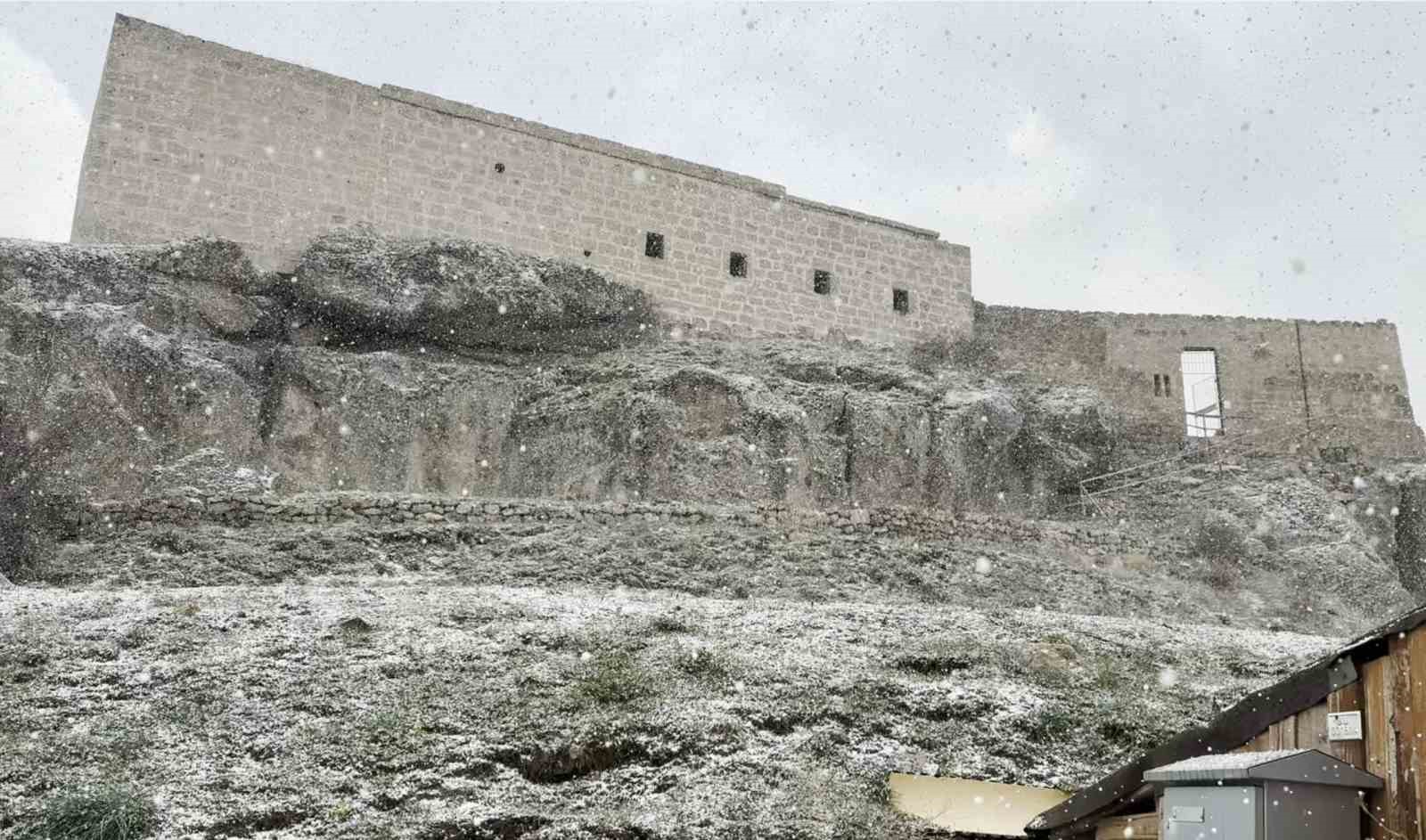 nisan ayi ortasinda aksarayda kar yagisi devam ediyor 1 QAn2eYVv