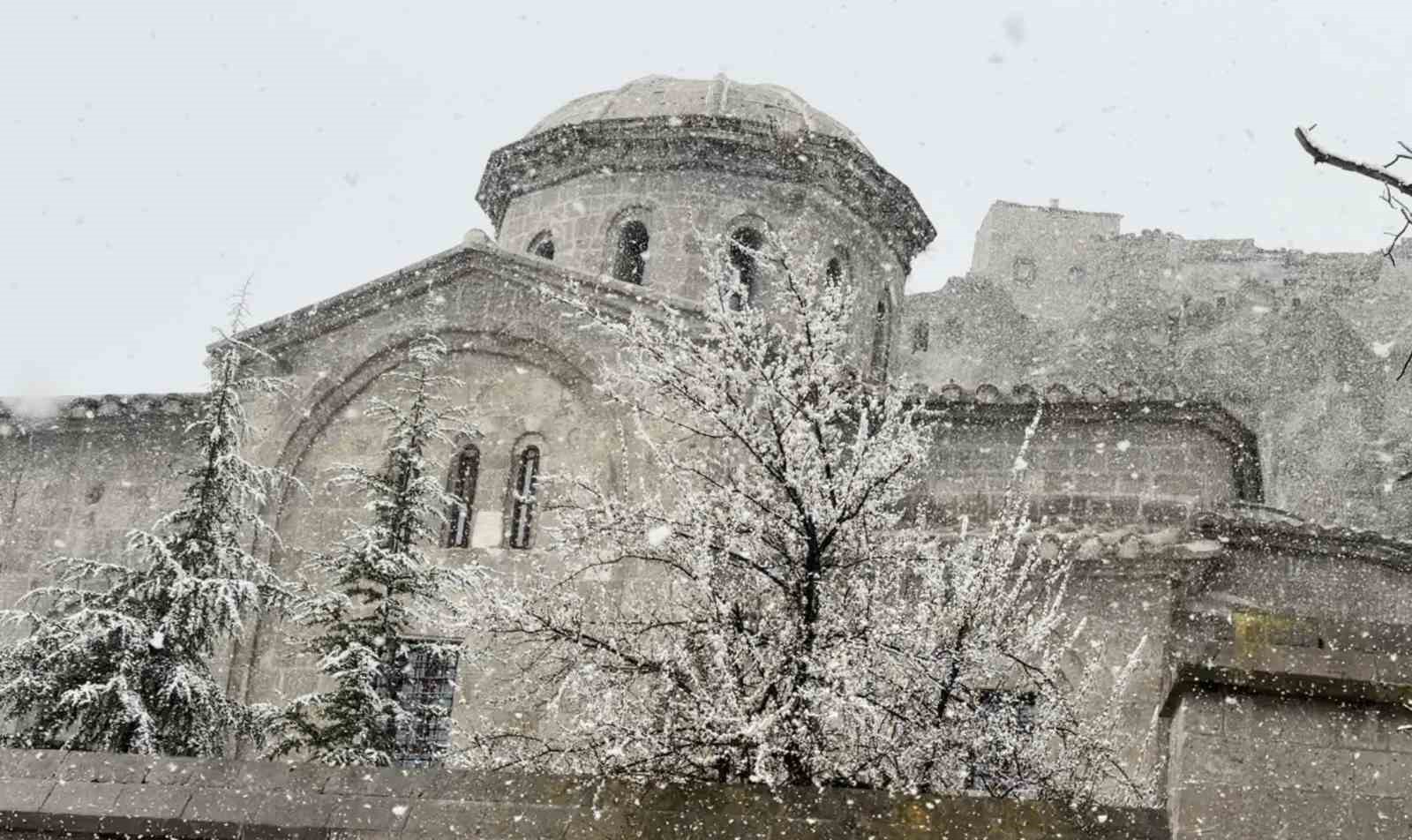 nisan ayi ortasinda aksarayda kar yagisi devam ediyor 2 r8pS4Pss