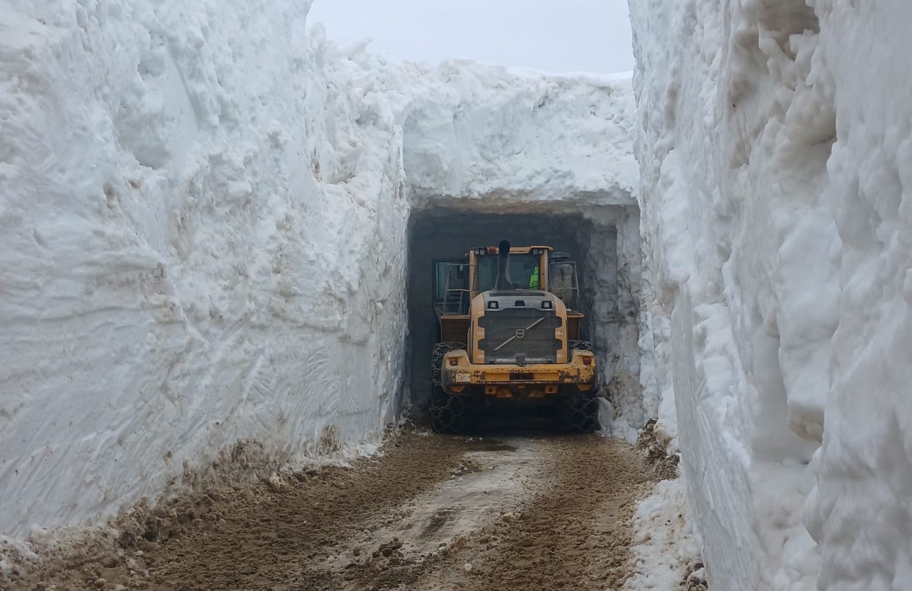 nisan ayinda 4 metrelik kar tunellerinde calisma 0 2SjuiAkJ