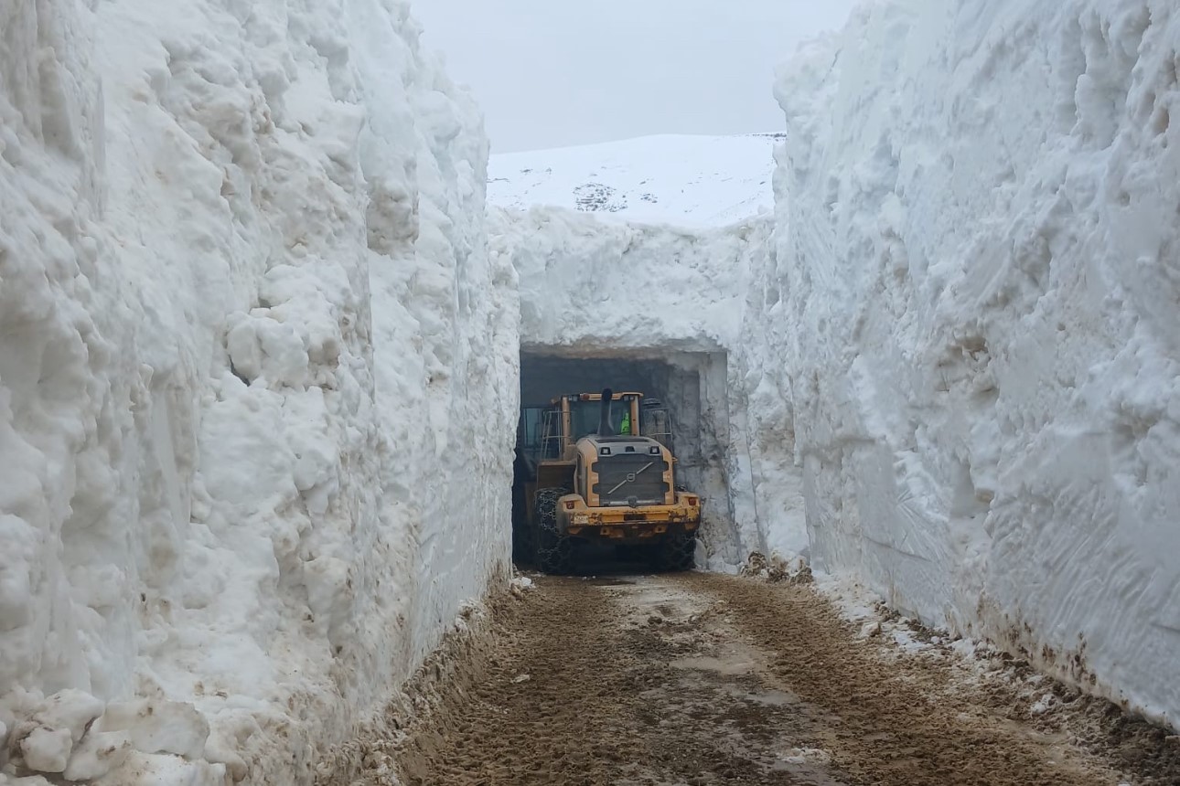 nisan ayinda 4 metrelik kar tunellerinde calisma 1 cGtu3MeG