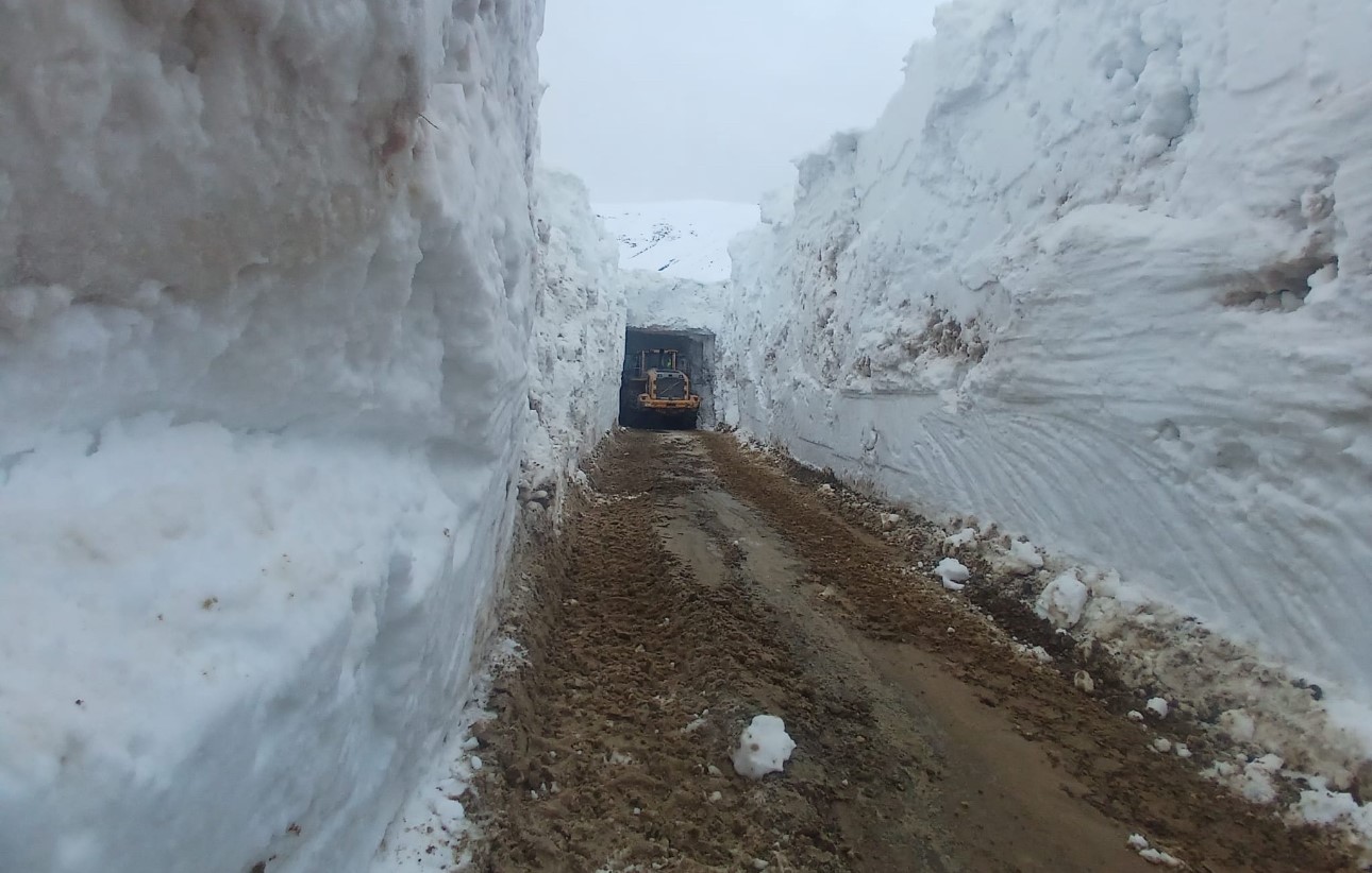 nisan ayinda 4 metrelik kar tunellerinde calisma 3 6EeRkrfp