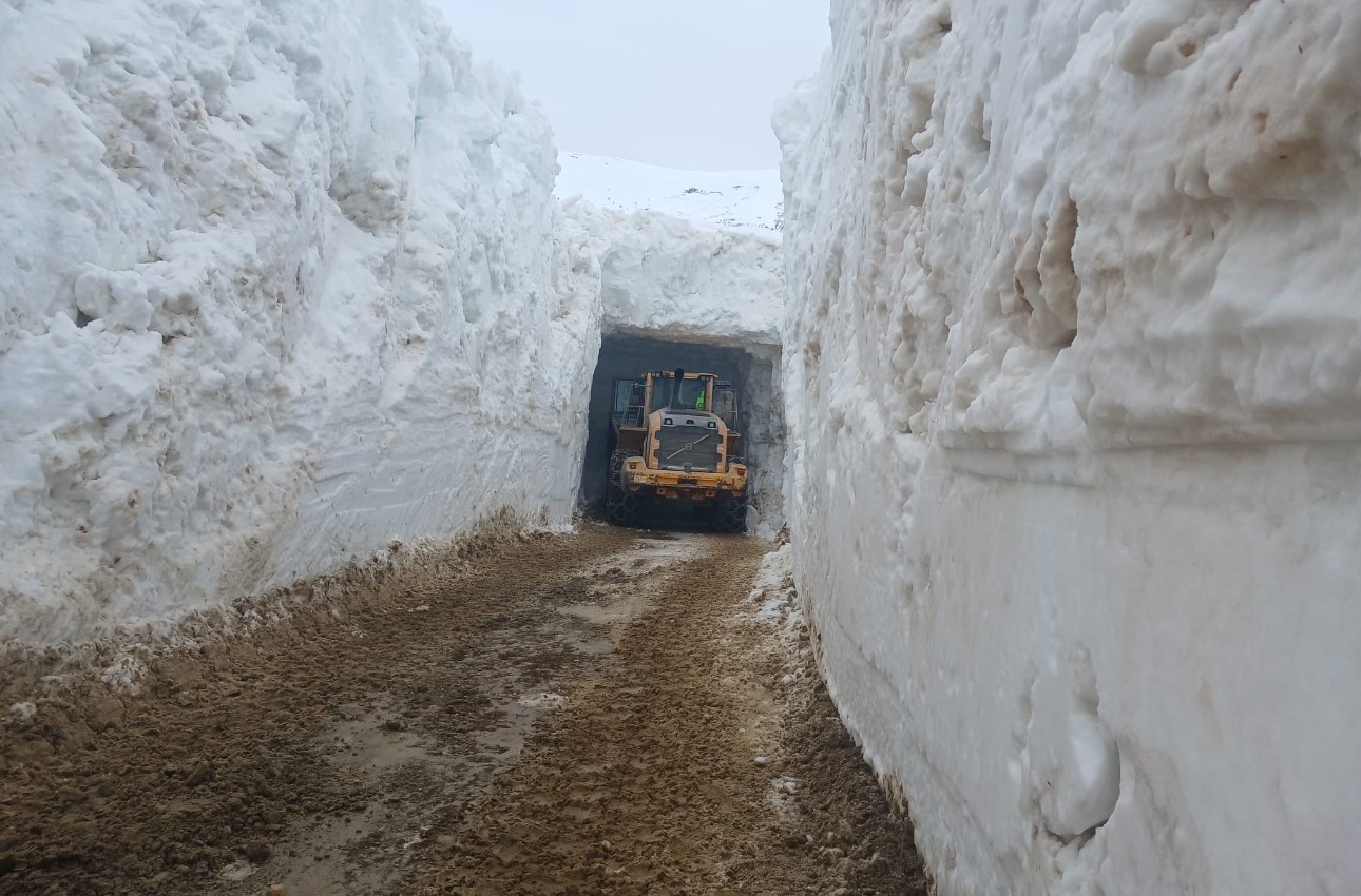 nisan ayinda 4 metrelik kar tunellerinde calisma 4 8pXkP9tj