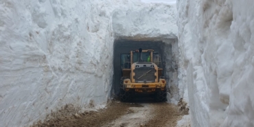 nisan-ayinda-4-metrelik-kar-tunellerinde-calisma-EsaBQqVd.jpg