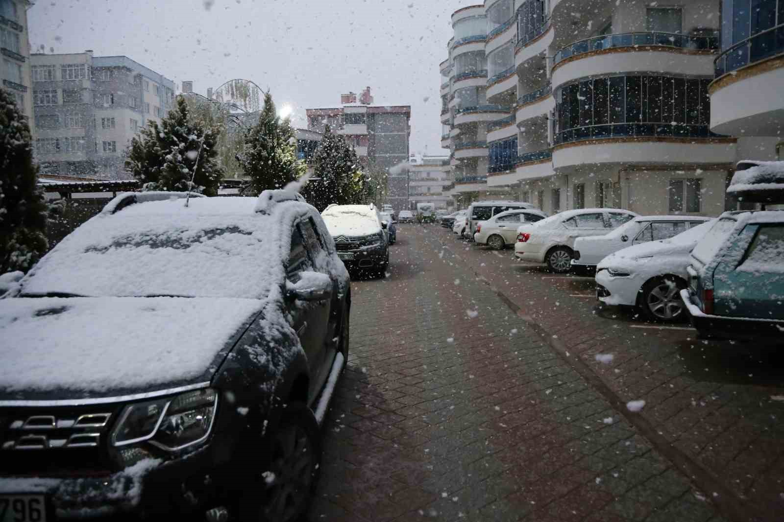 nisan ayinda lapa lapa kar yagisi kent merkezini beyaza burudu 2 7gYHQqBQ