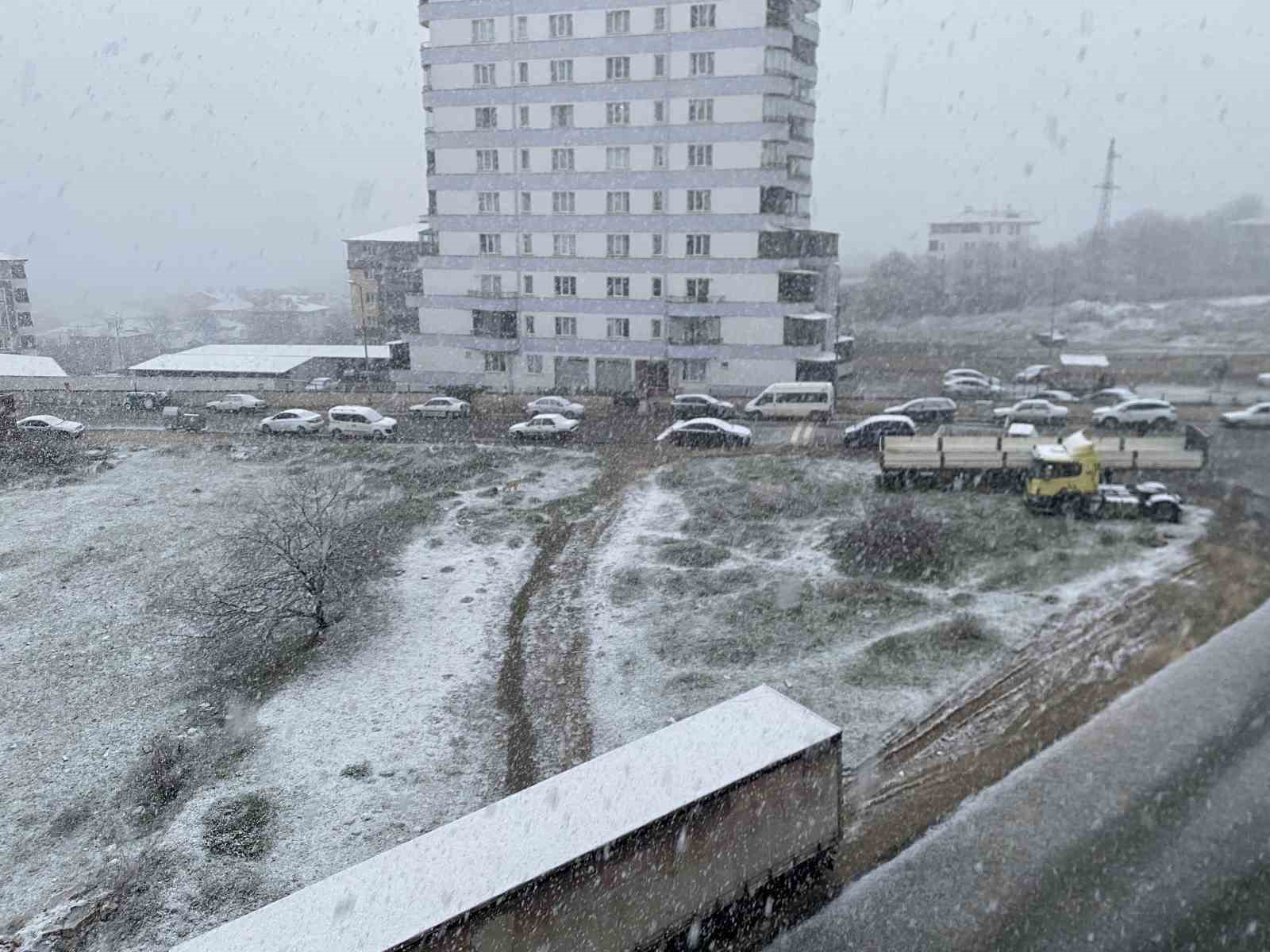 nisan ayinda lapa lapa kar yagisi kent merkezini beyaza burudu 3 khYr81H5