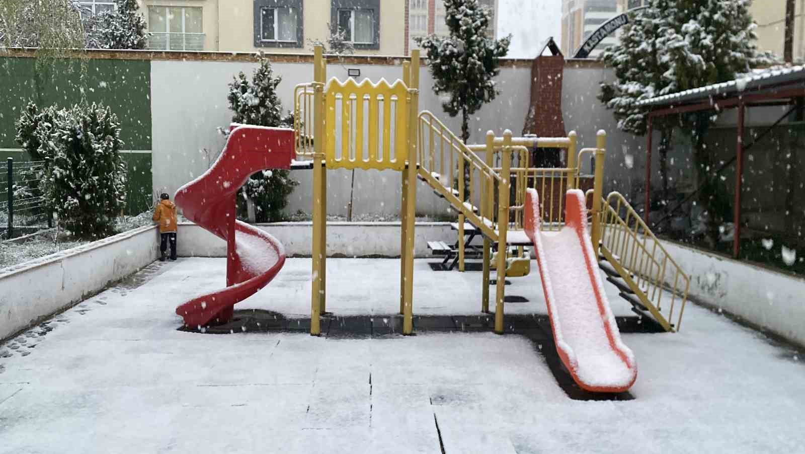 nisan ayinda lapa lapa kar yagisi kent merkezini beyaza burudu 5
