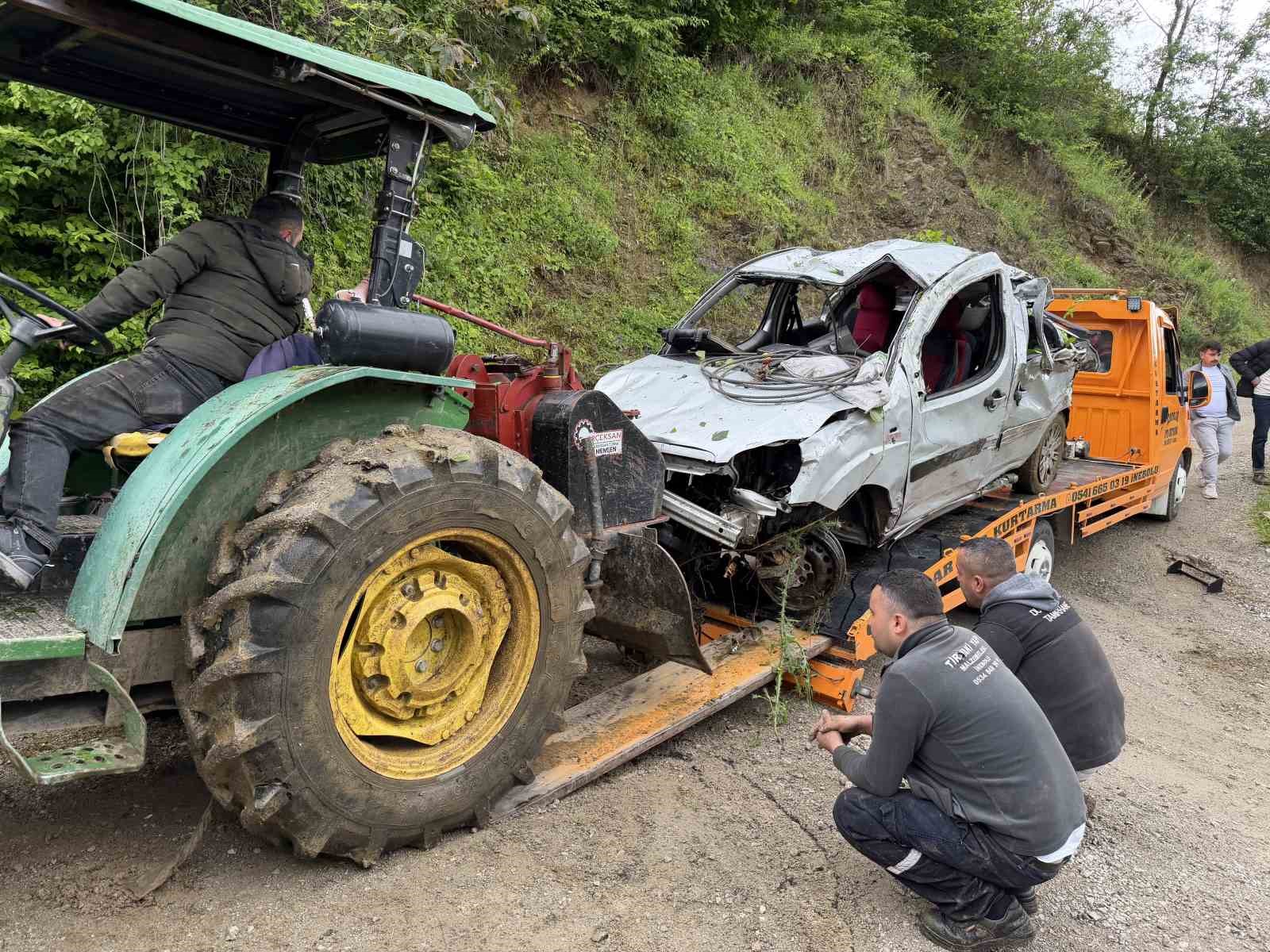 nisanli cifti ayiran kazada ucuruma yuvarlanan arac 7 saatlik calismayla cikartildi 4 C5wm6Wry