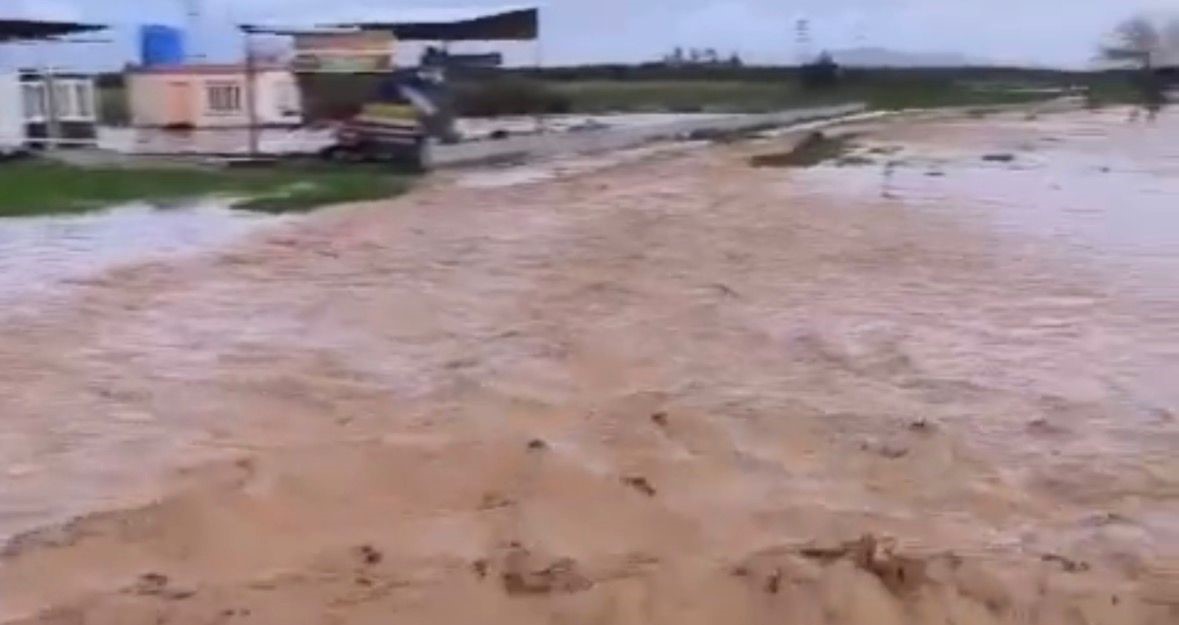 Nizip’te sağanak sonrası yollar göle döndü, kırsal mahallelerde sel meydana geldi 6 nizipte saganak sonrasi yollar gole dondu kirsal mahallelerde sel meydana geldi 2 XzdSzPyJ