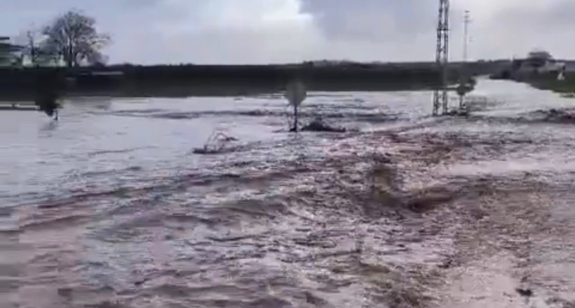 Nizip’te sağanak sonrası yollar göle döndü, kırsal mahallelerde sel meydana geldi 7 nizipte saganak sonrasi yollar gole dondu kirsal mahallelerde sel meydana geldi 3 mUAi2lzq