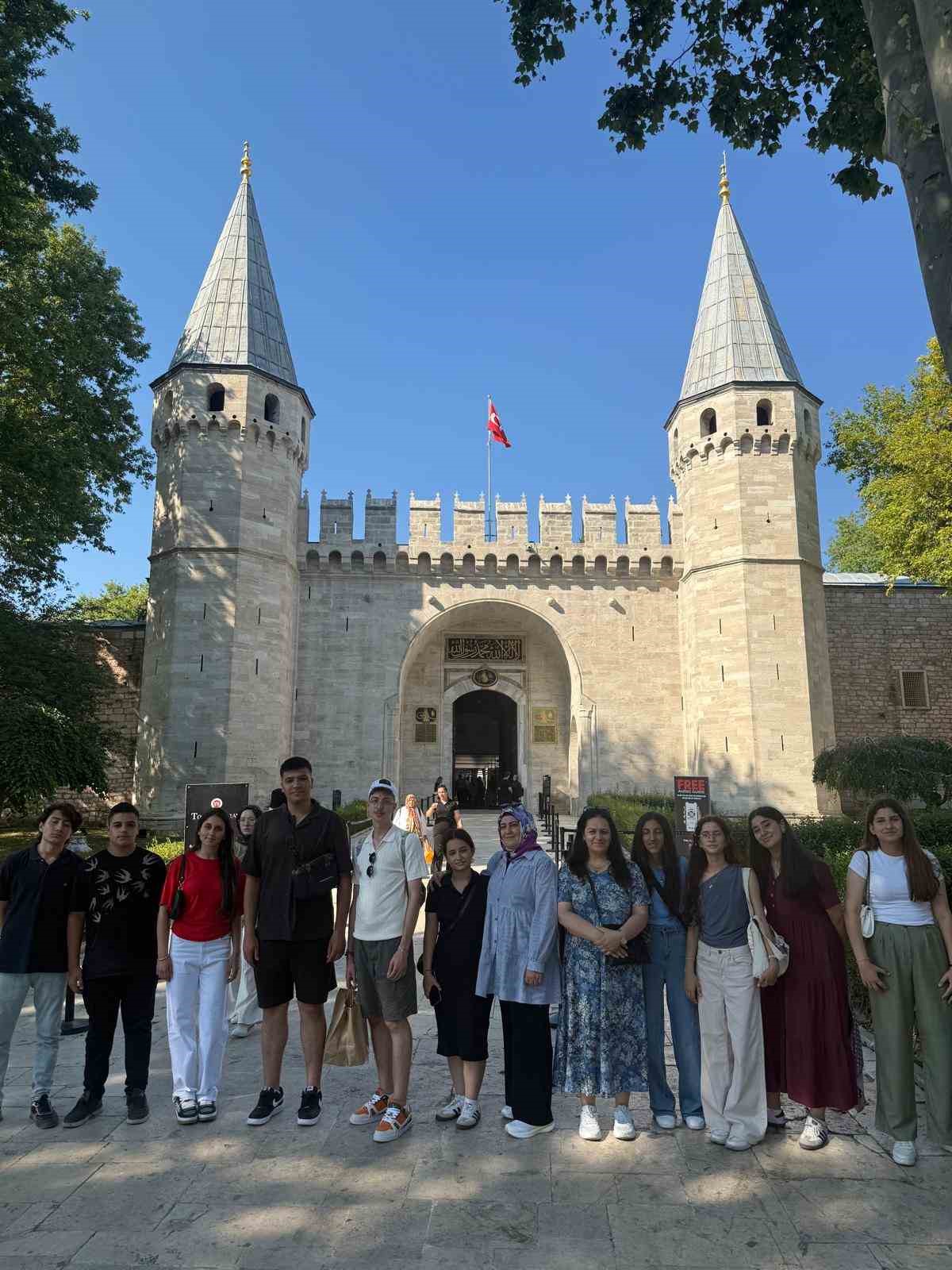 Nobel ödüllü bilim insanı Aziz Sancar’ın yeğeni, kitabını okuyan lise öğrencilerini İstanbul gezisiyle ödüllendirdi 9 nobel odullu bilim insani aziz sancarin yegeni kitabini okuyan lise ogrencilerini istanbul gezisiyle odullendirdi 5I5yQm3a