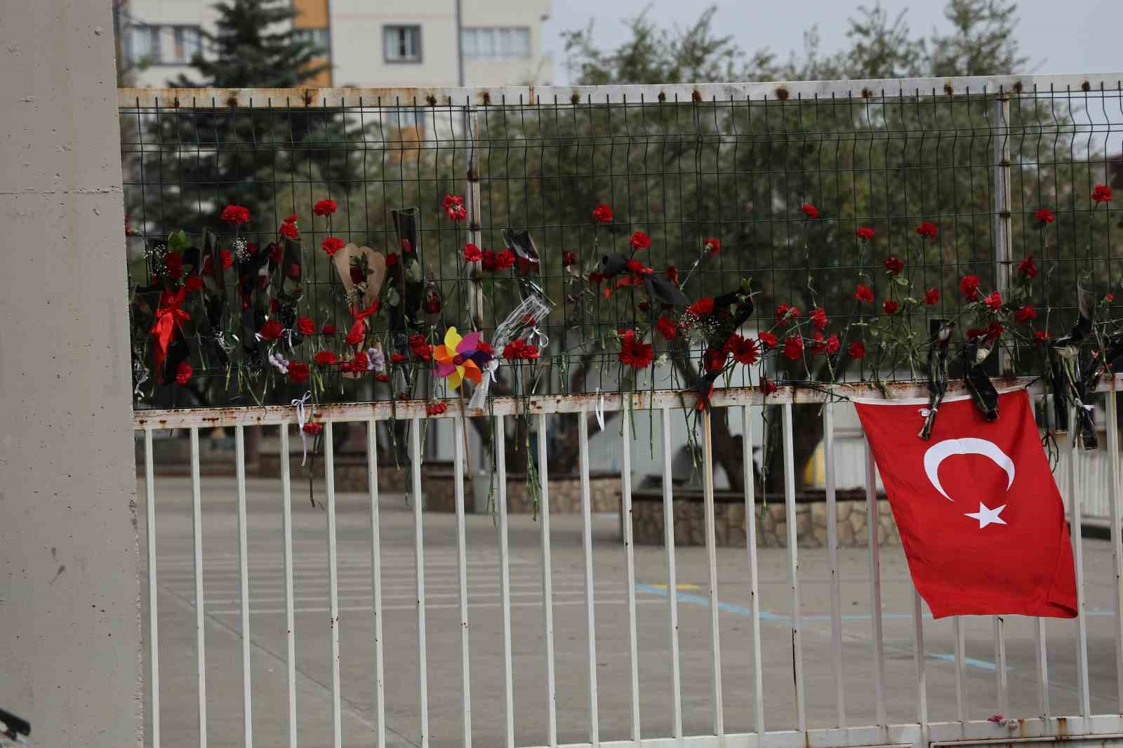 nobetci ogretmen diger ogrencileri kurtarmak icin yere yatin diye bagirmis 1 6Ap7XAZL