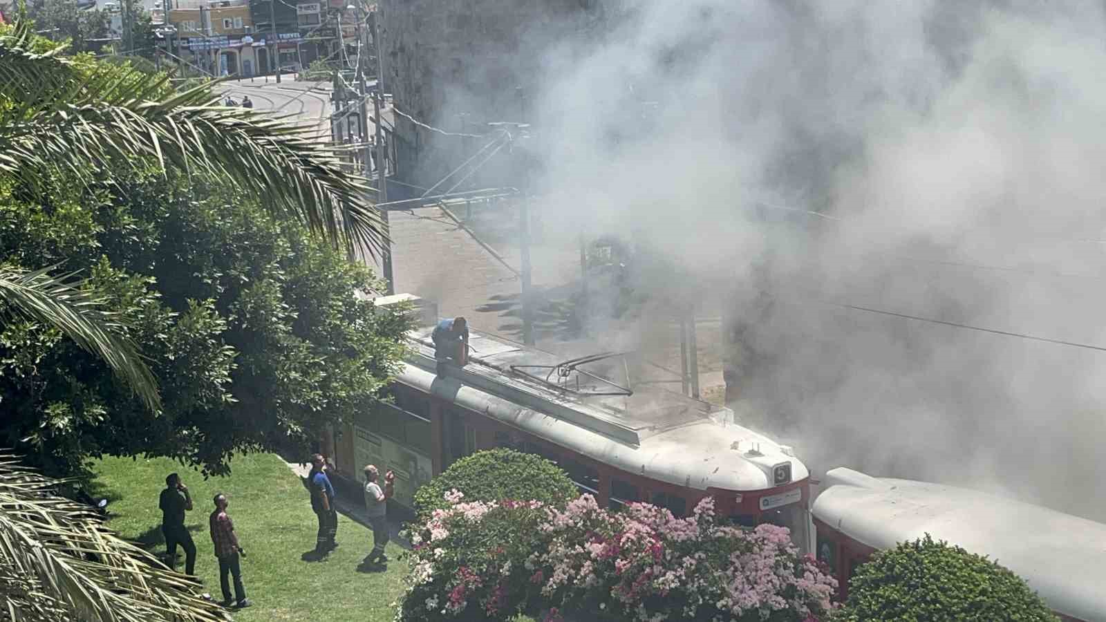 Nostalji tramvayında yangın: Esnafın dikkati tramvayı kül olmaktan kurtardı 4 nostalji tramvayinda yangin esnafin dikkati tramvayi kul olmaktan kurtardi 0 bs7zglWR