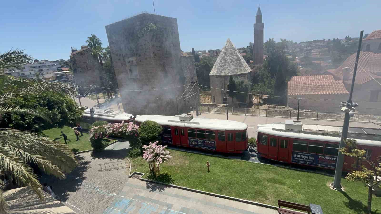 Nostalji tramvayında yangın: Esnafın dikkati tramvayı kül olmaktan kurtardı 5 nostalji tramvayinda yangin esnafin dikkati tramvayi kul olmaktan kurtardi 1 TEg7dzUS