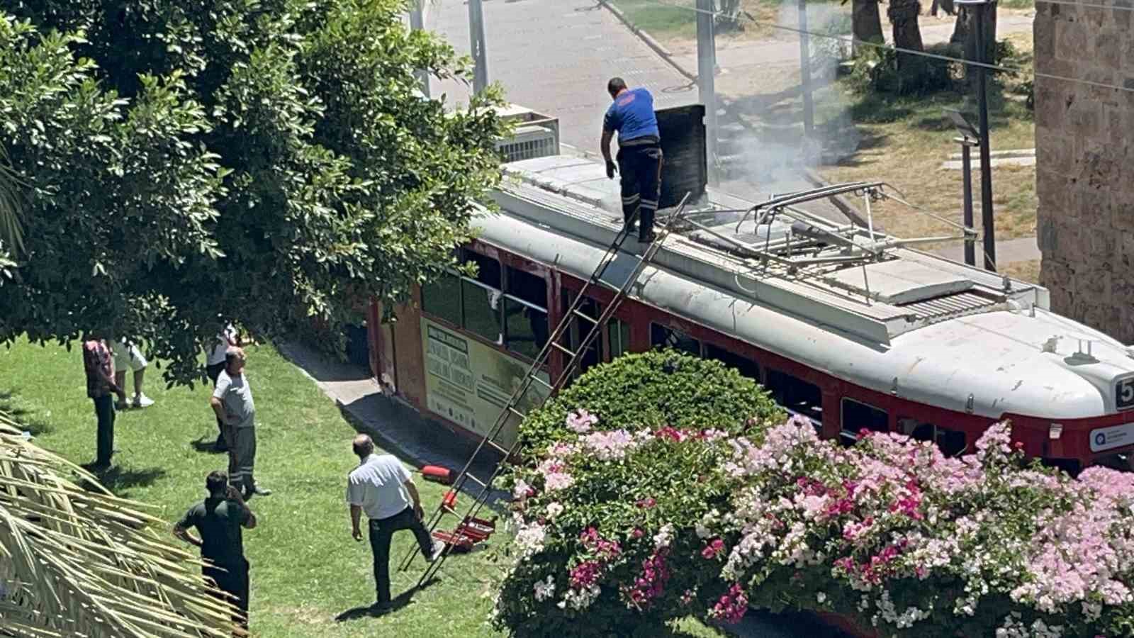 Nostalji tramvayında yangın: Esnafın dikkati tramvayı kül olmaktan kurtardı 7 nostalji tramvayinda yangin esnafin dikkati tramvayi kul olmaktan kurtardi 3 8CsOvGcB