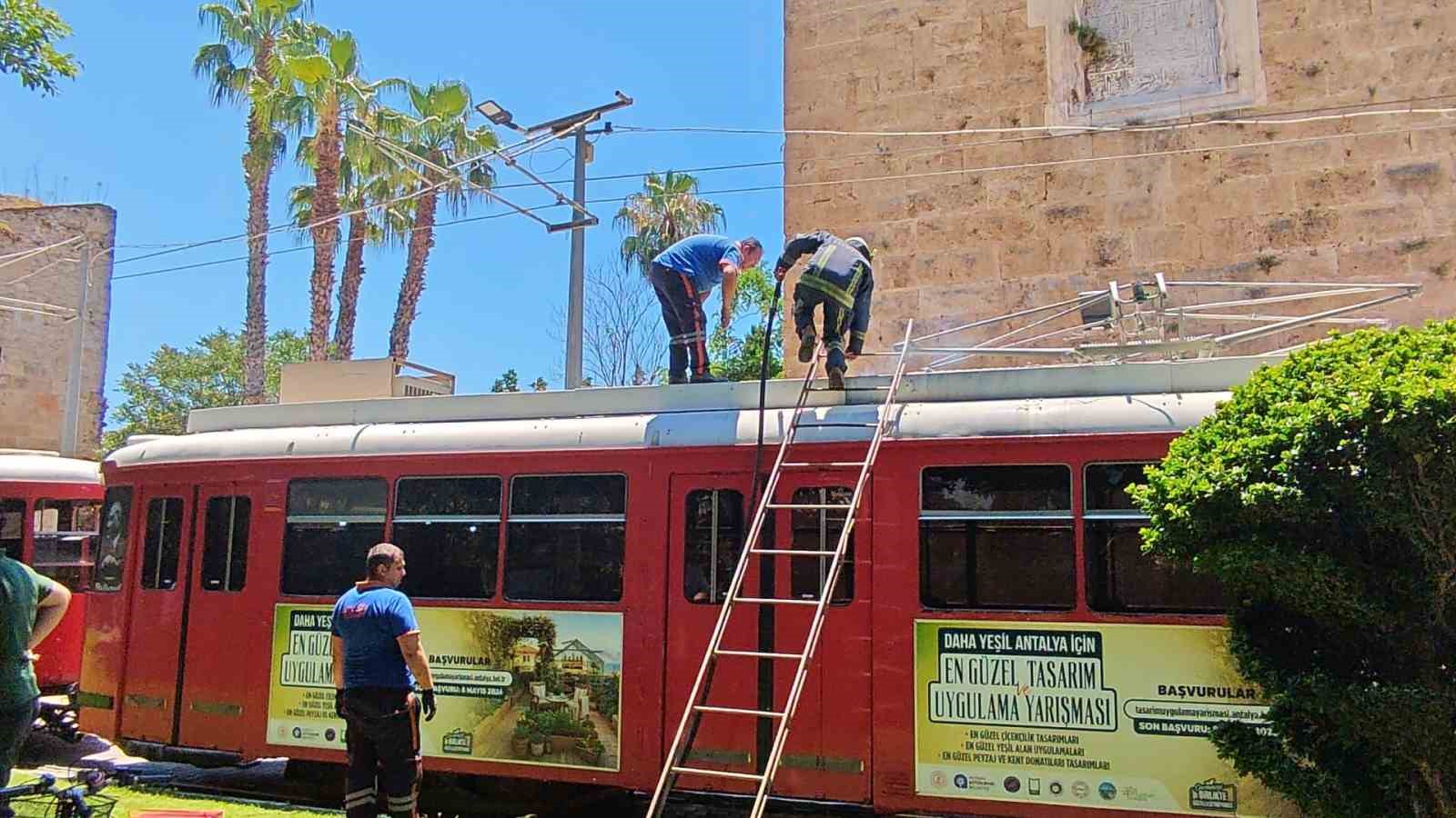 Nostalji tramvayında yangın: Esnafın dikkati tramvayı kül olmaktan kurtardı 8 nostalji tramvayinda yangin esnafin dikkati tramvayi kul olmaktan kurtardi 4