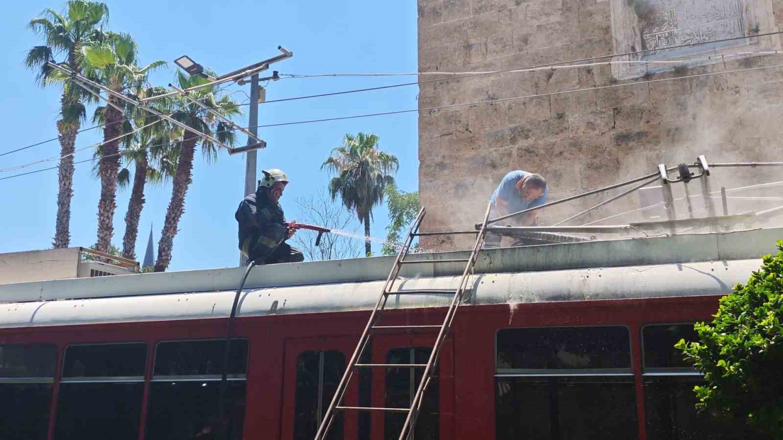 Nostalji tramvayında yangın: Esnafın dikkati tramvayı kül olmaktan kurtardı 9 nostalji tramvayinda yangin esnafin dikkati tramvayi kul olmaktan kurtardi 5 IAmgCaAe