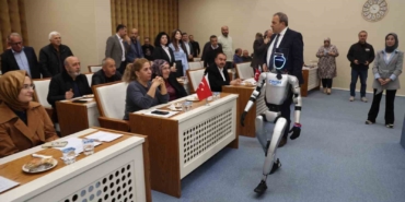 nufusa-kayitli-robot-mecliste-heyecanli-anlar-XPHWFzgd.jpg