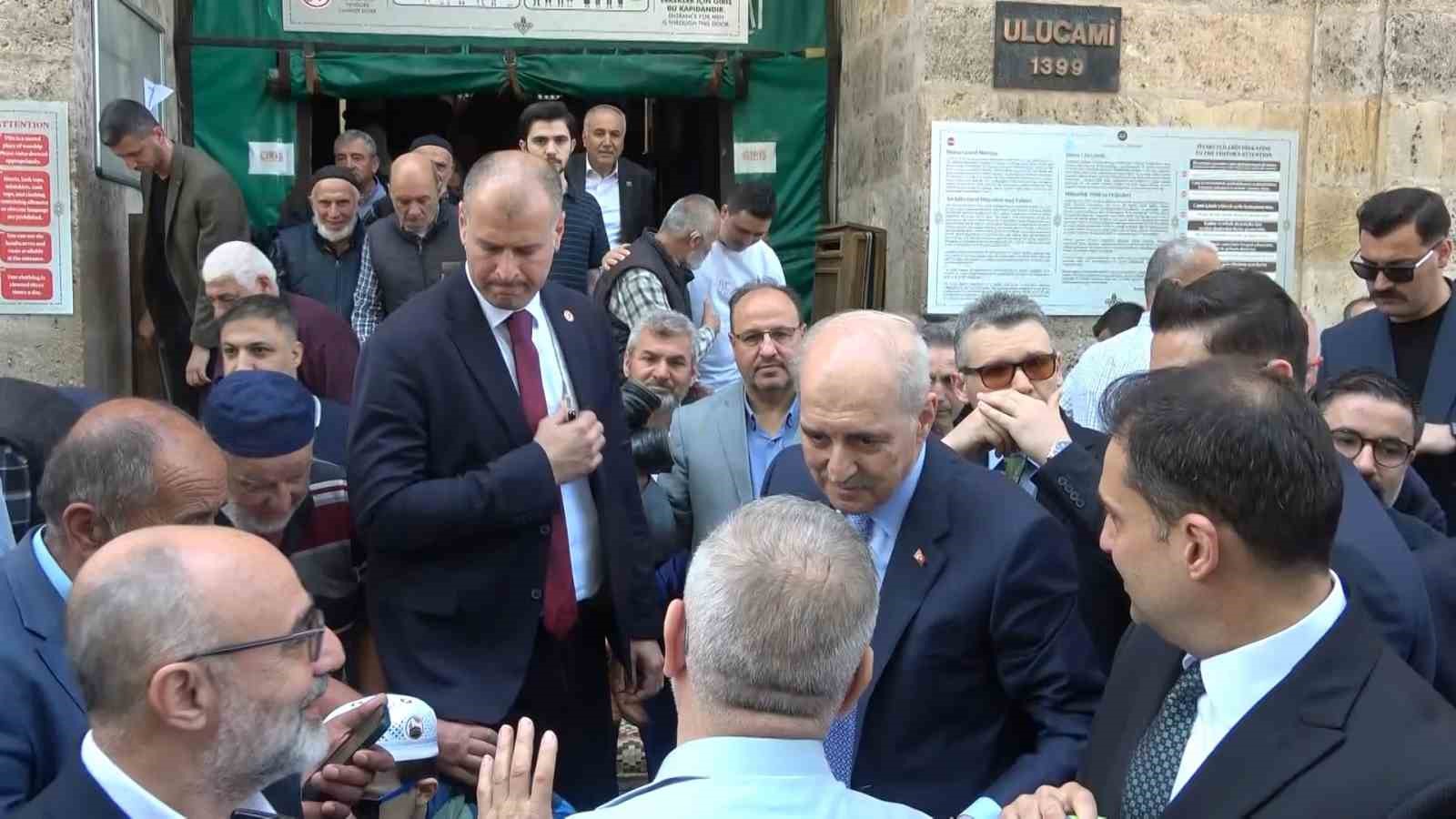 Numan Kurtulmuş cuma namazında Ulu Cami’de vatandaşlarla saf tuttu 4 numan kurtulmus cuma namazinda ulu camide vatandaslarla saf tuttu 0 KTHHBMYw