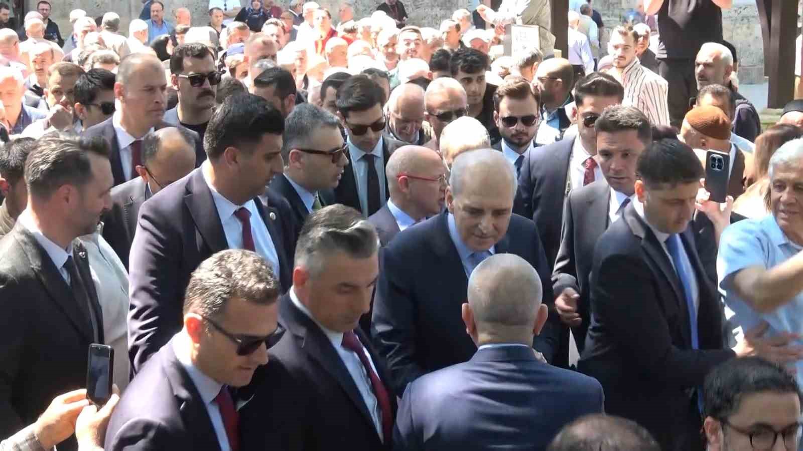 Numan Kurtulmuş cuma namazında Ulu Cami’de vatandaşlarla saf tuttu 5 numan kurtulmus cuma namazinda ulu camide vatandaslarla saf tuttu 1 yPE7yGFf