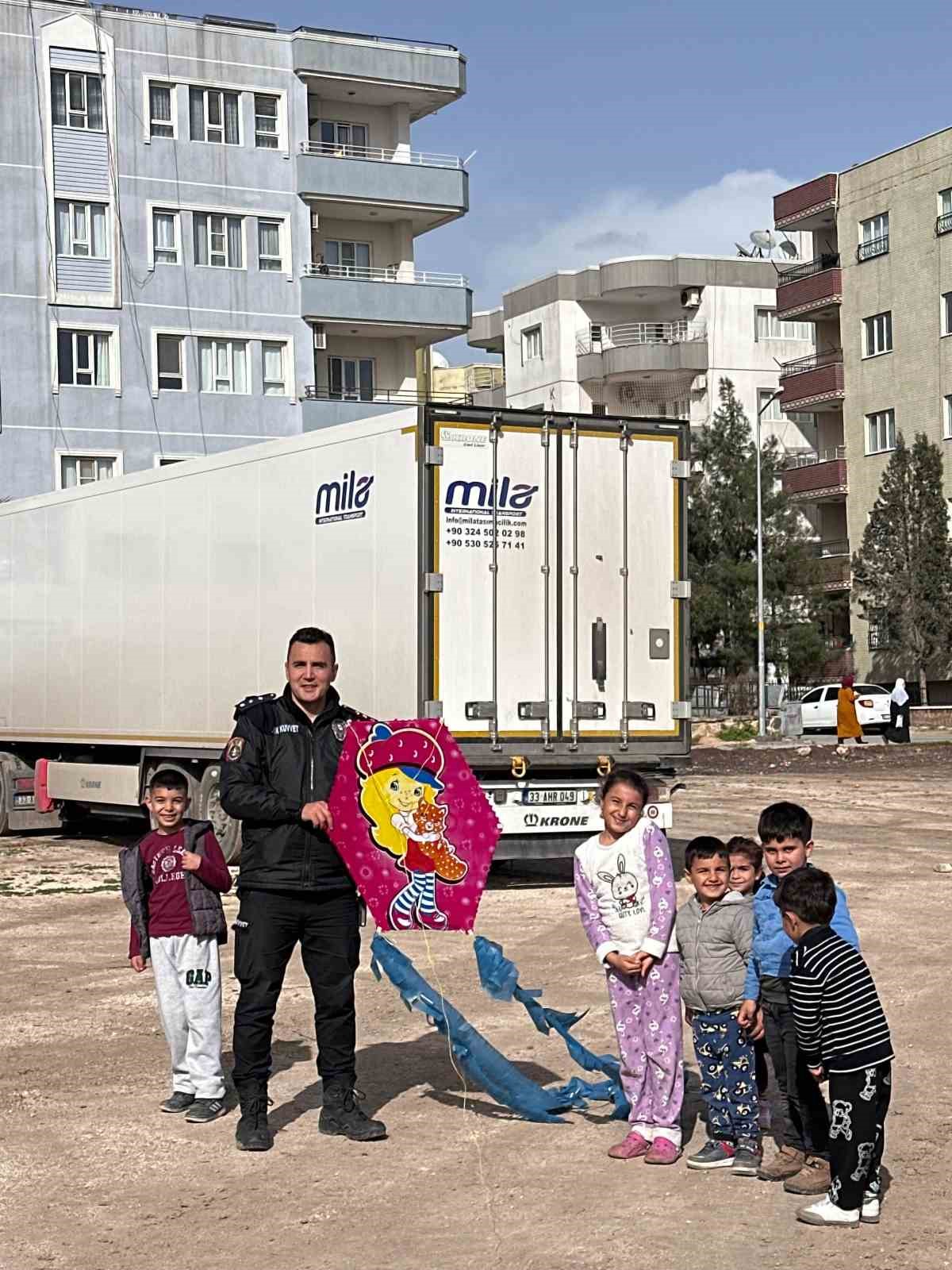 nusaybinde cocuklarin ucurtma sevincine polis agabeyleri de ortak oldu 1 gIzFGnfm