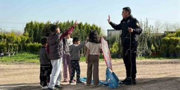 nusaybinde-cocuklarin-ucurtma-sevincine-polis-agabeyleri-de-ortak-oldu-yYlKcXvH.jpg