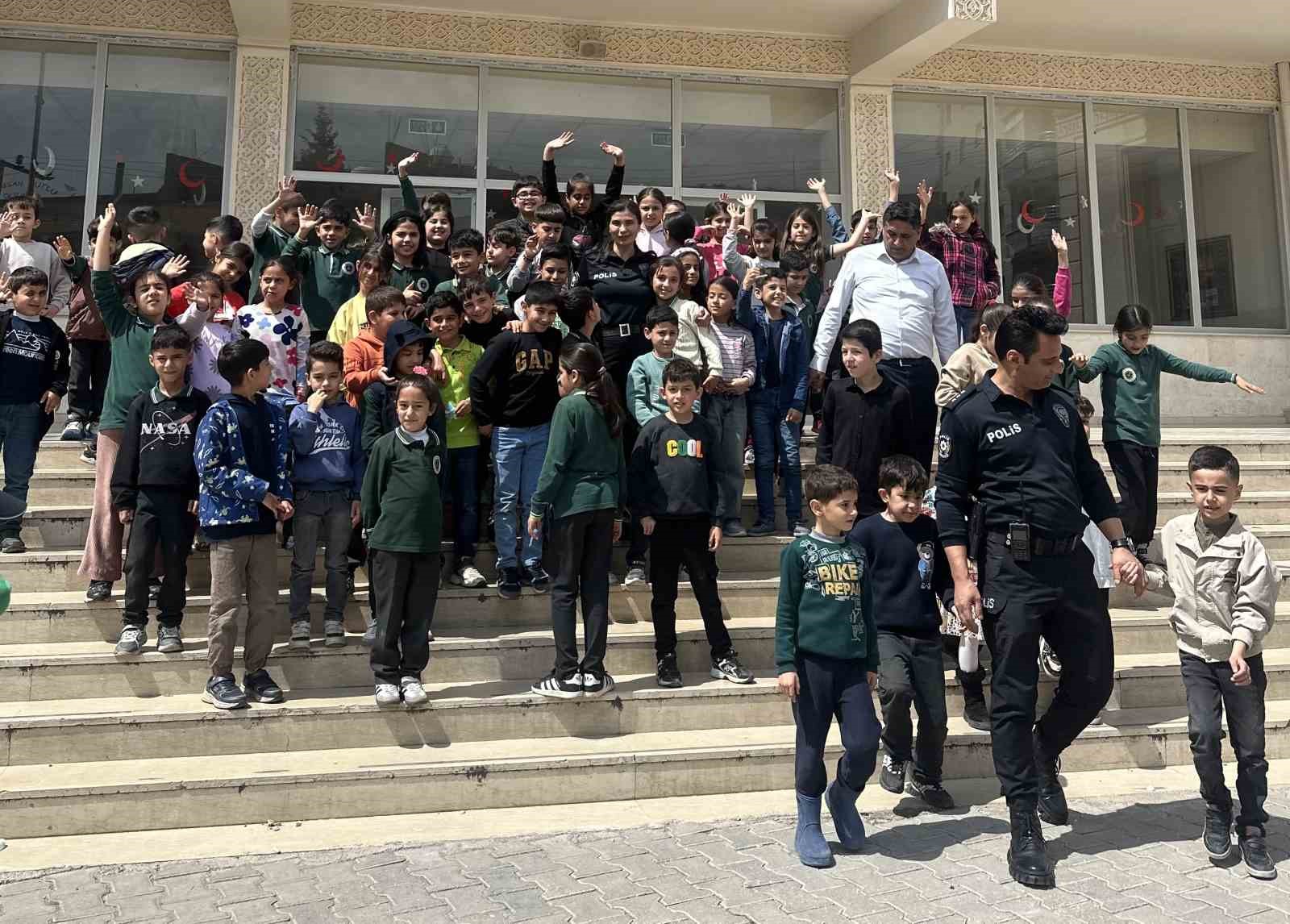 Nusaybin’de polis ile öğrenciler arasında yürek ısıtan görüntü 4 nusaybinde polis ile ogrenciler arasinda yurek isitan goruntu 0 GORfLOuI