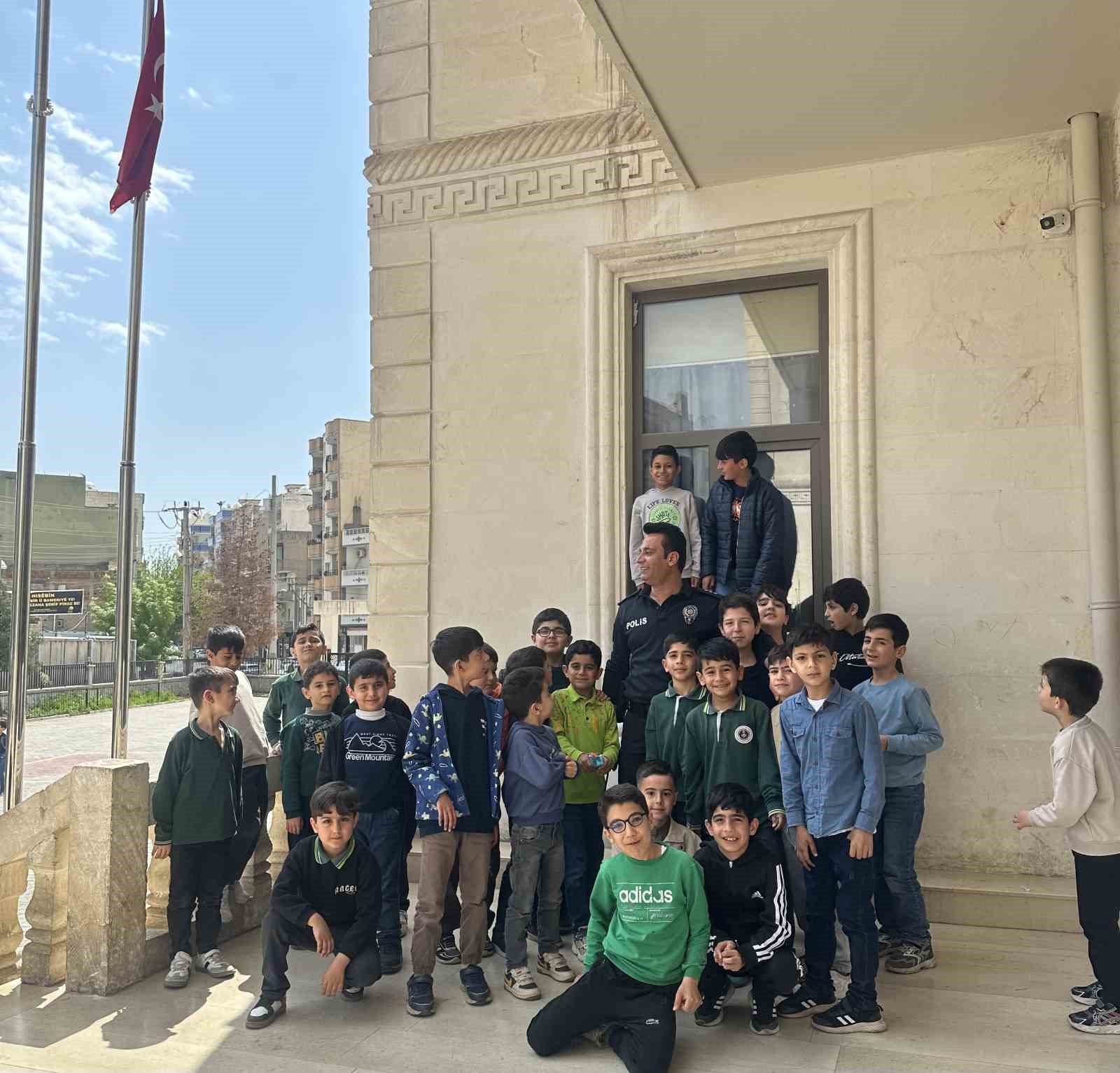 Nusaybin’de polis ile öğrenciler arasında yürek ısıtan görüntü 6 nusaybinde polis ile ogrenciler arasinda yurek isitan goruntu 2 ba3wtTef