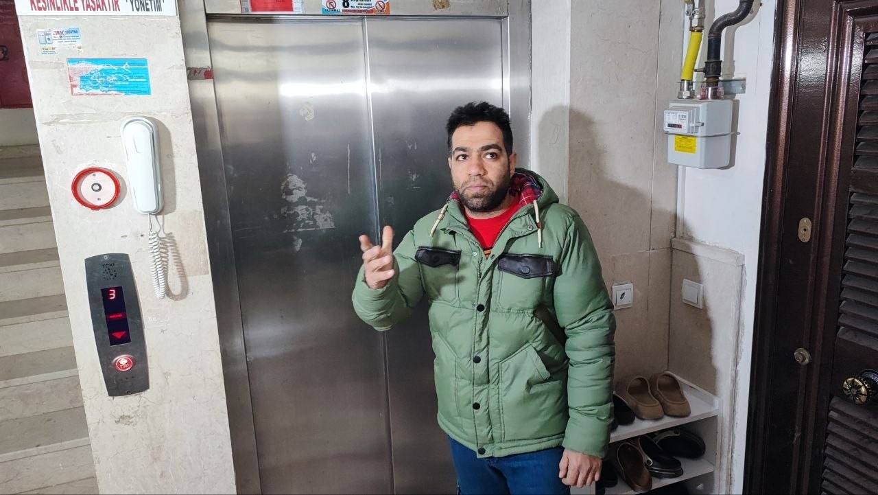 o anlar kamerada kaskli supheli damdaki kuslari caldi 6 UtLBCKR7