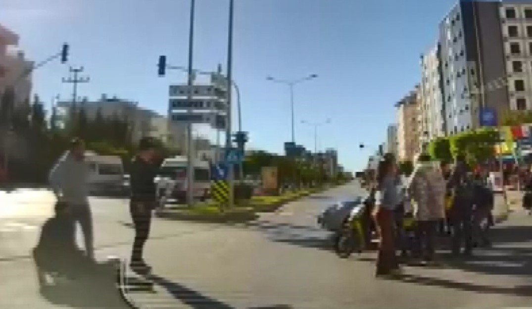 O anlar kamerada: Kırmızı ışıkta geçen otomobil motosikletliye çarptı 4 o anlar kamerada kirmizi isikta gecen otomobil motosikletliye carpti 0 pTHMS87A