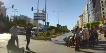o-anlar-kamerada-kirmizi-isikta-gecen-otomobil-motosikletliye-carpti-tXsJGC1s.jpg
