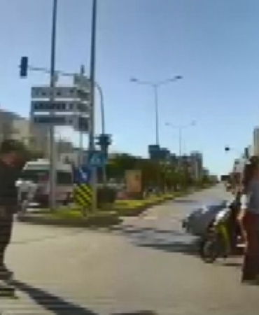 o-anlar-kamerada-kirmizi-isikta-gecen-otomobil-motosikletliye-carpti-tXsJGC1s.jpg