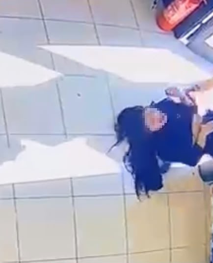 o anlar kamerada kurtulmak icin kacti yerde suruklenip araca bindirildi onu yine bir kadin HDMSVjGS