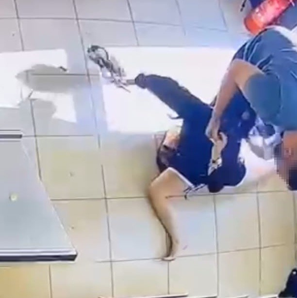 o anlar kamerada kurtulmak icin kacti yerde suruklenip araca bindirildi onu yine bir kadin w6B4kUtS