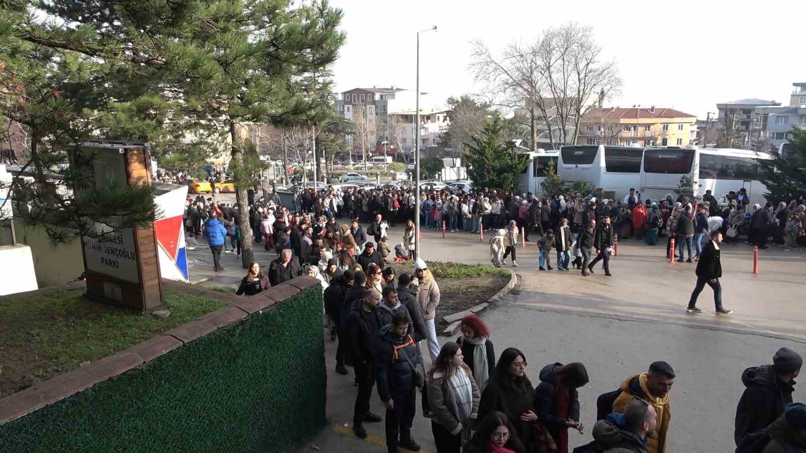 O istasyonda yine aynı manzara 5 o istasyonda yine ayni manzara 1