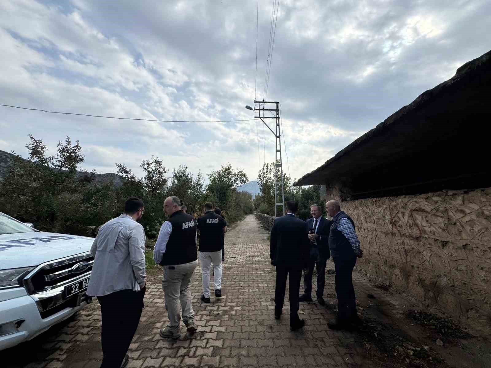 obruklarin olustugu duvarlarin catladigi egirdirde afad incelemeleri suruyor 3 vtgb8W3a