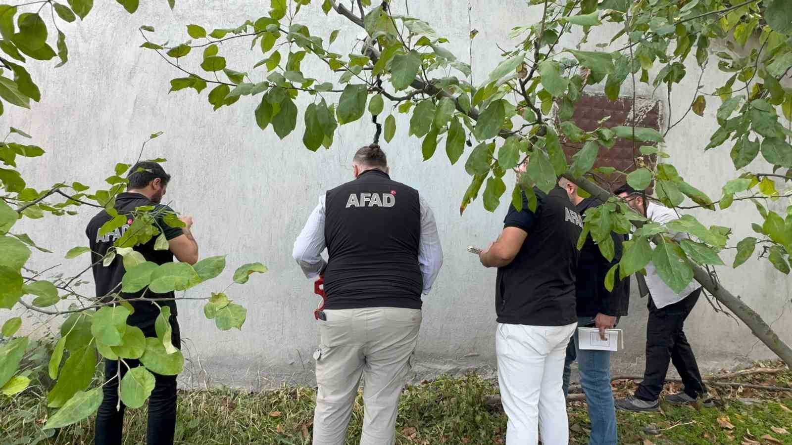 obruklarin olustugu duvarlarin catladigi egirdirde afad incelemeleri suruyor 4 dLtz3HKh