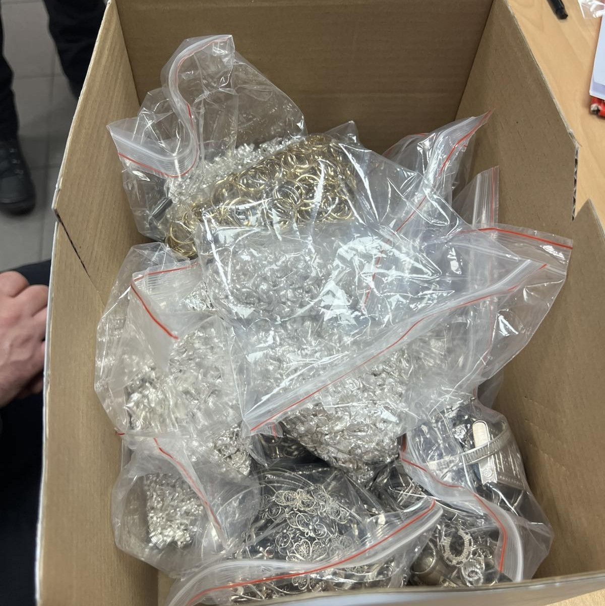 oda spreyi ve gazoz siselerine gizlenen 50 bin euro degerindeki kacak altin ve gumus Y789ULjO